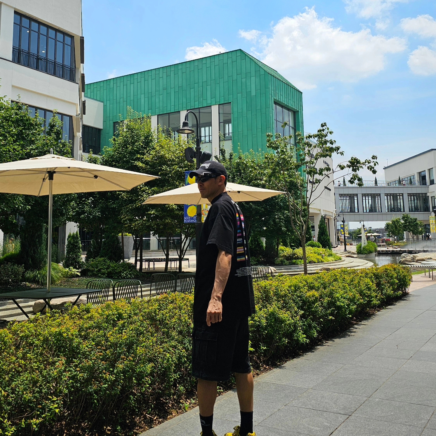 Balenciaga Pride 22 Oversized T-Shirt Black White, Balenciaga DIY Metal Outline Cap in Black 착용 스타일 - 2