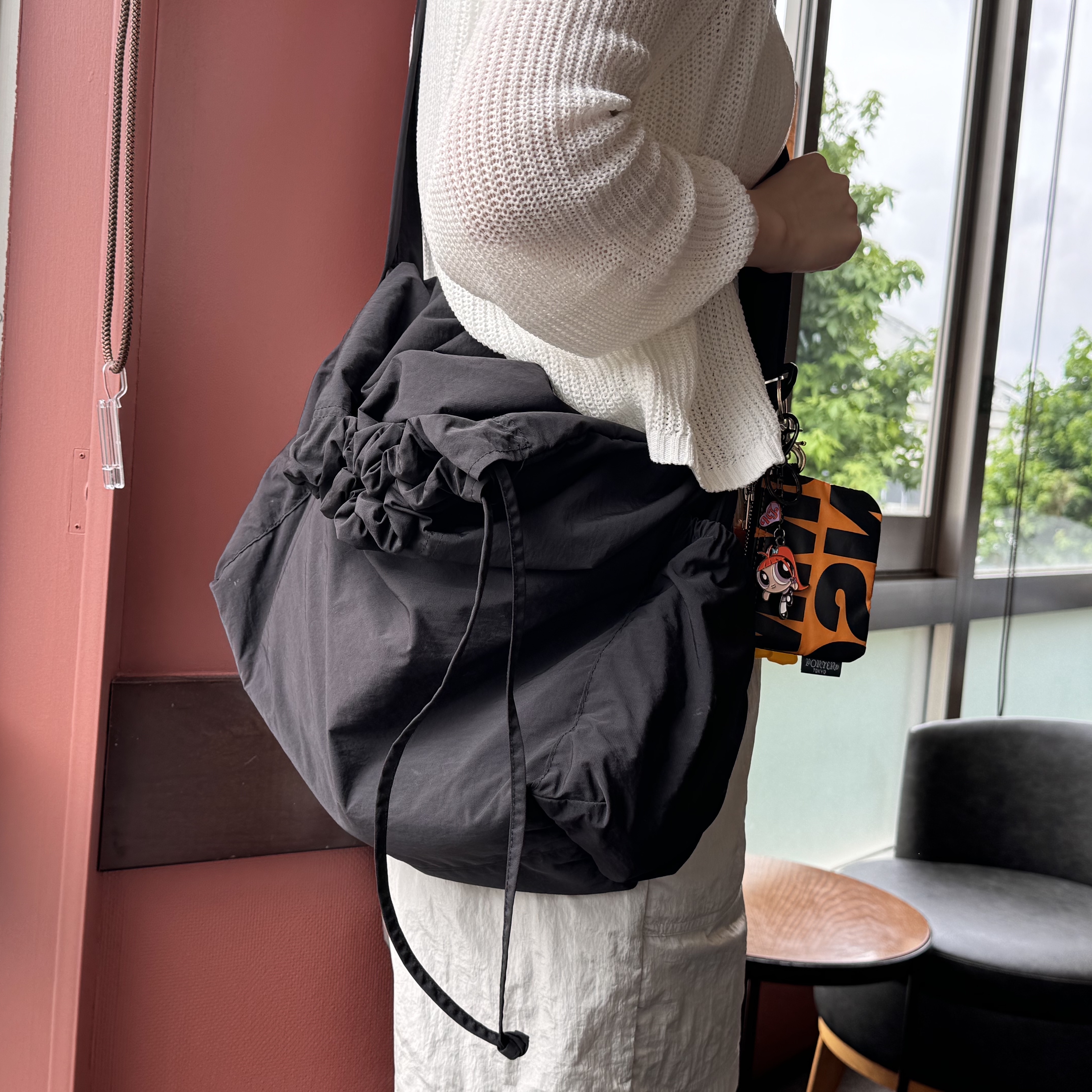 Uniqlo U Drawstring Shoulder Bag Black, Porter x Comme des Garcons Tanker Helmet Bag XS Black 착용 스타일