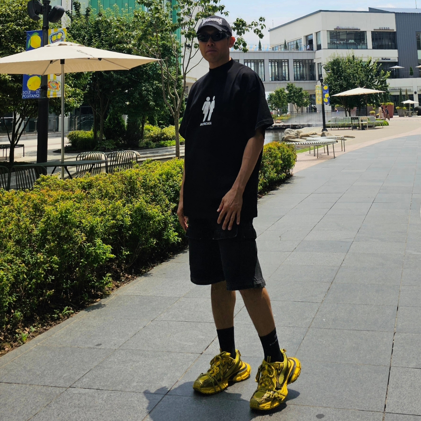 Balenciaga Pride 22 Oversized T-Shirt Black White, Balenciaga DIY Metal Outline Cap in Black 착용 스타일 - 5