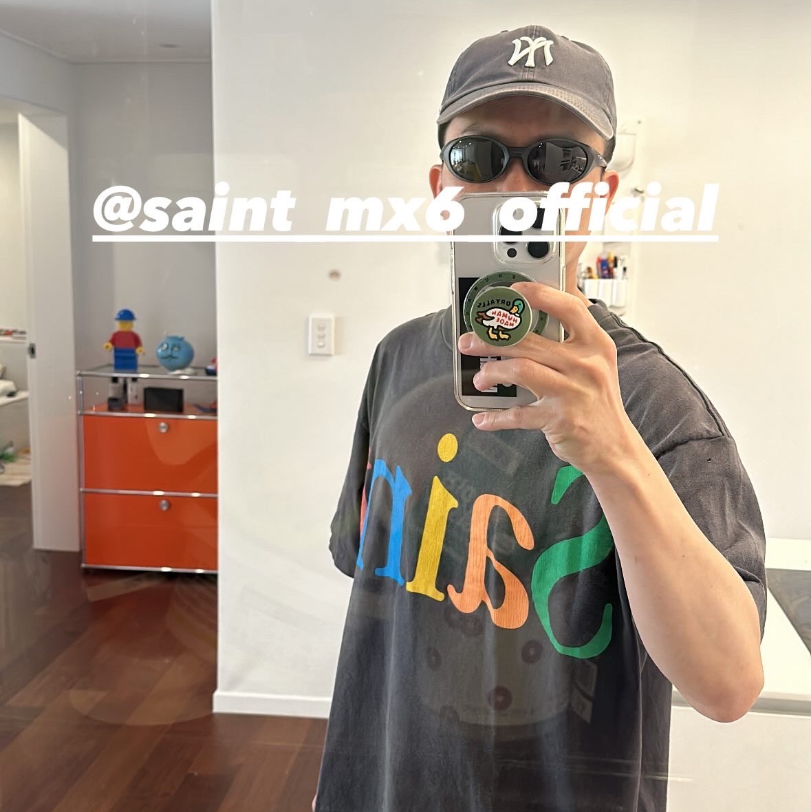 Saint Mxxxxxx Coloful Saint S/S T-Shirt Black - 24SS 착용 스타일