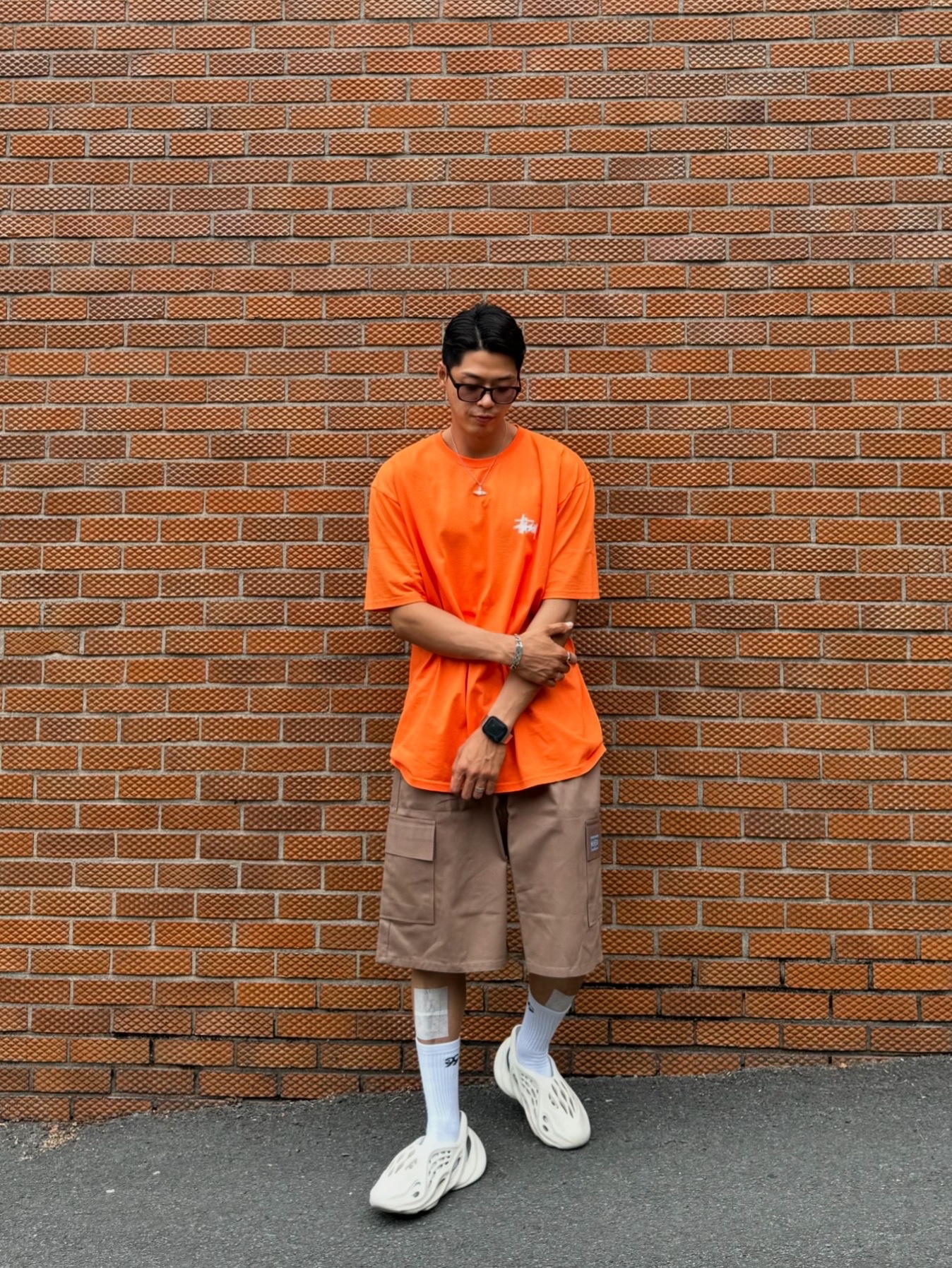 Adidas Yeezy Foam RNNR Sand, Stussy Basic Stussy T-Shirt Coral 2023 착용 스타일 - 4