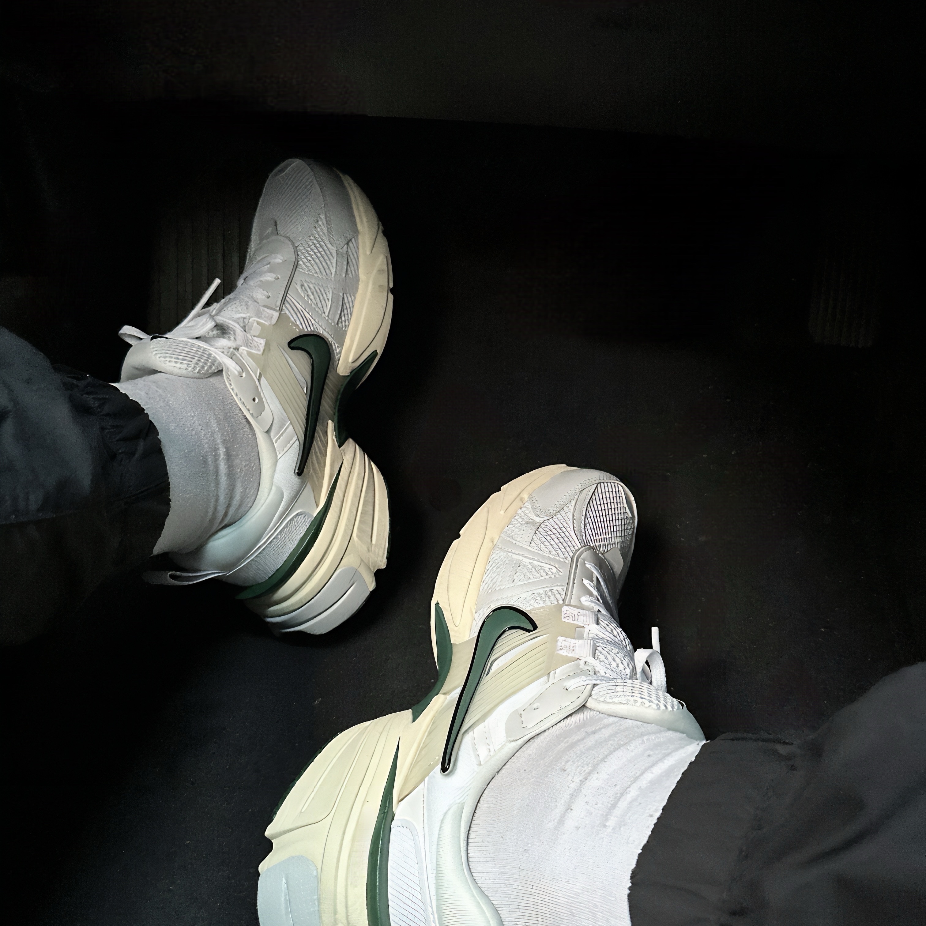 Nike V2K Run White Fir 착용 스타일
