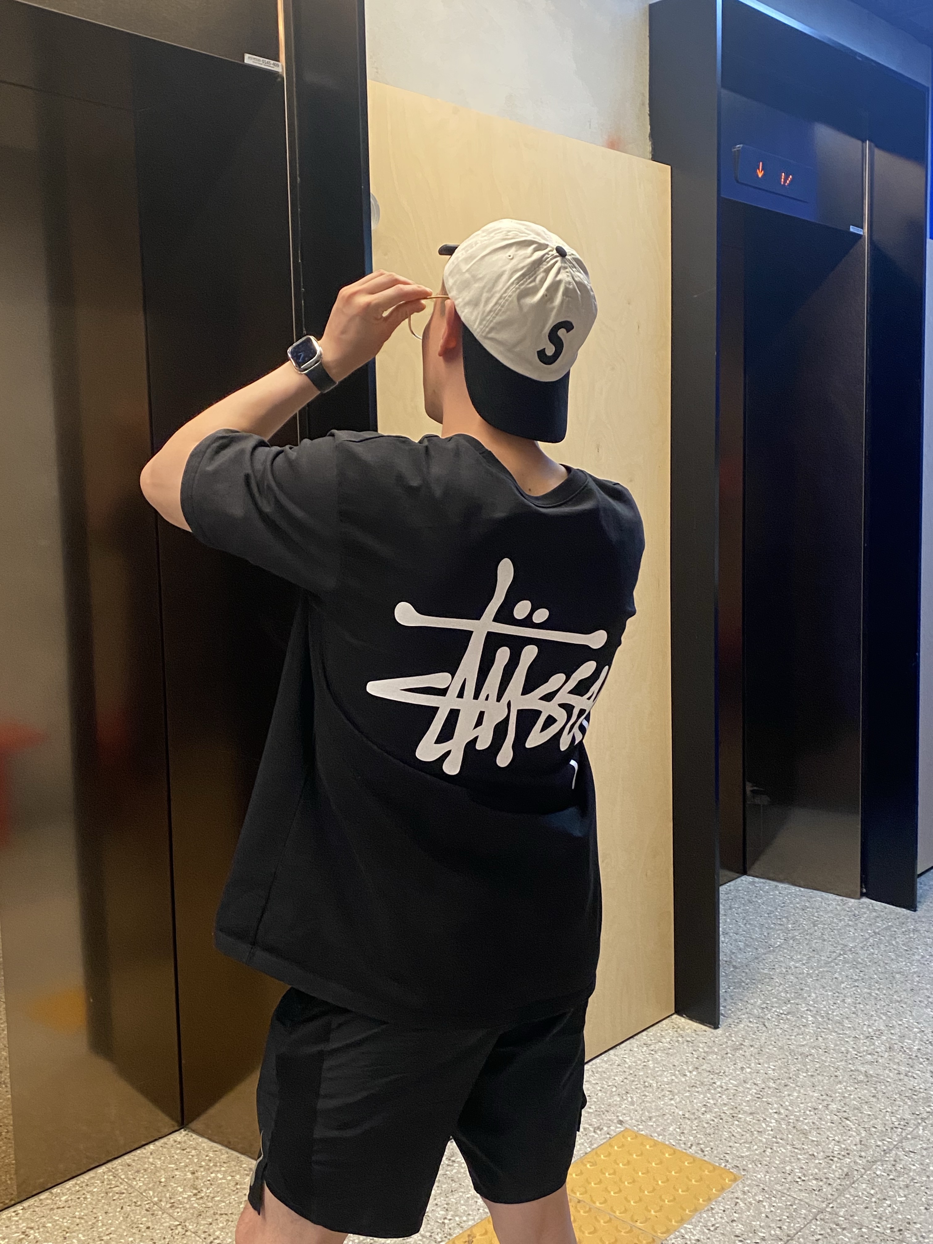 Stussy Basic Stussy T-Shirt Black 2024, 2025, Supreme 2-Tone S Logo 6-Panel Stone - 24SS 착용 스타일 - 1