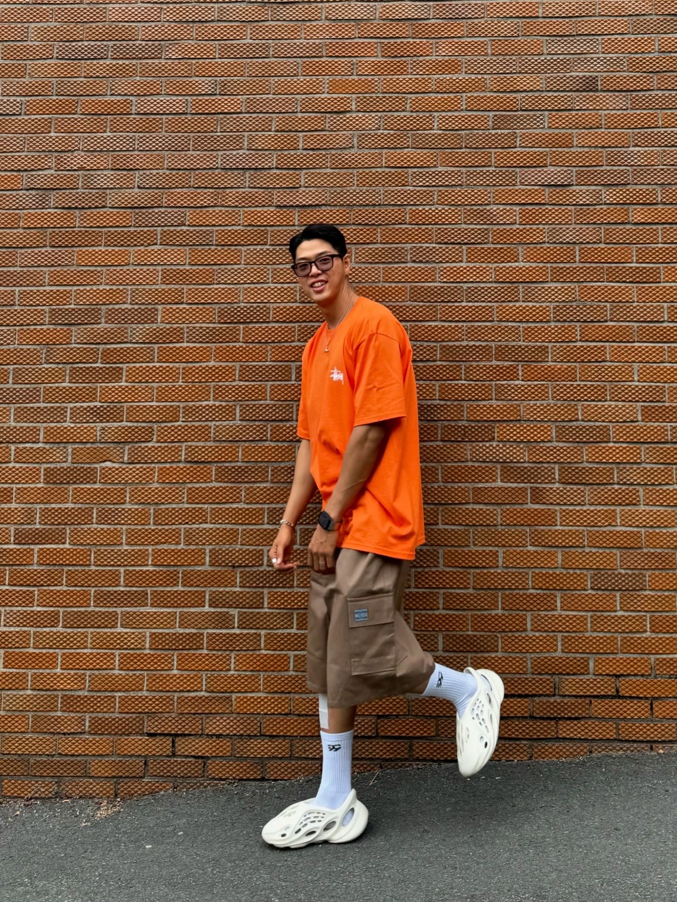 Adidas Yeezy Foam RNNR Sand, Stussy Basic Stussy T-Shirt Coral 2023 착용 스타일 - 2