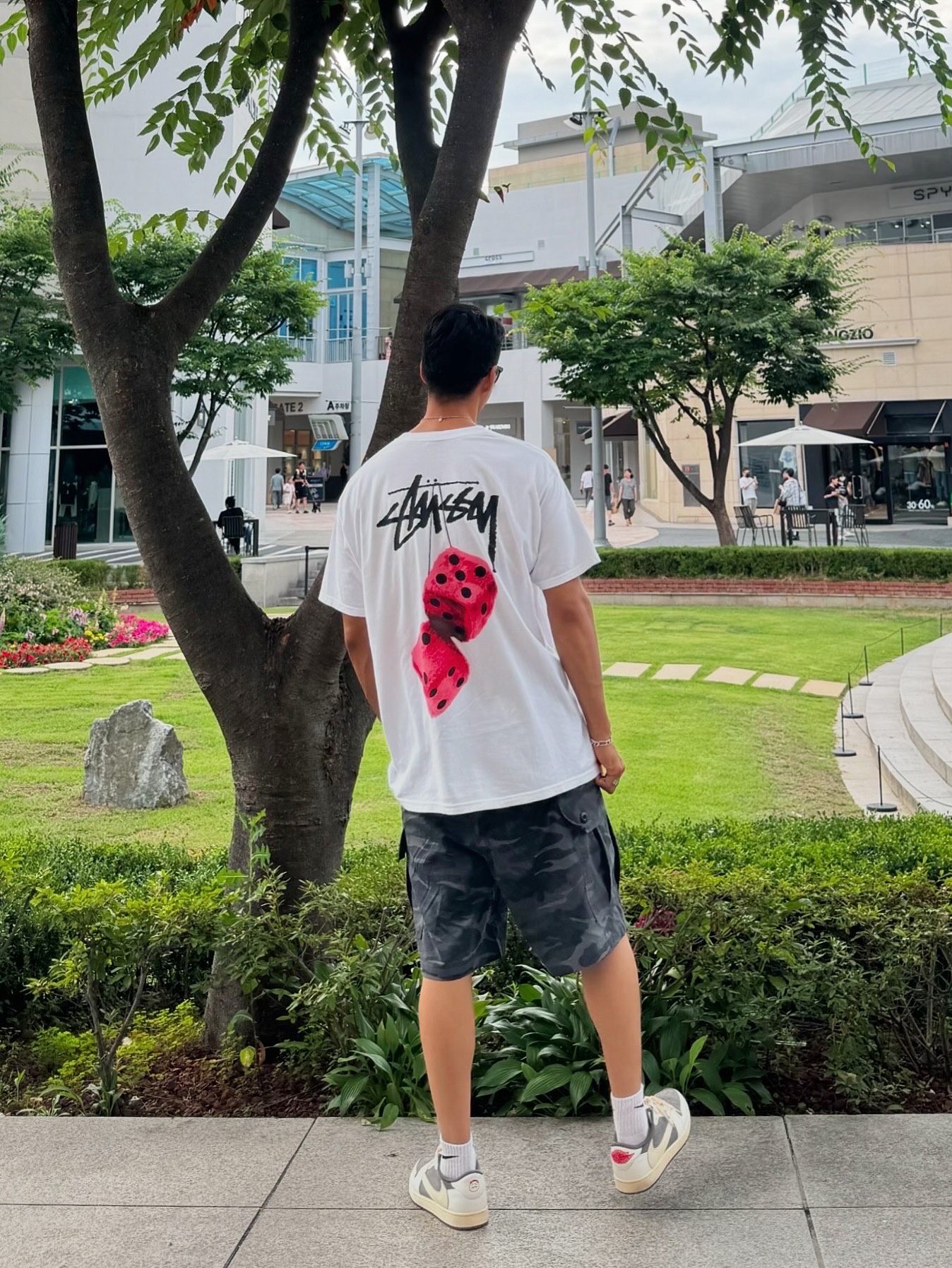Jordan 1 x Travis Scott Retro Low OG SP Sail and Ridgerock, Stussy Fuzzy Dice T-Shirt White 착용 스타일 - 4