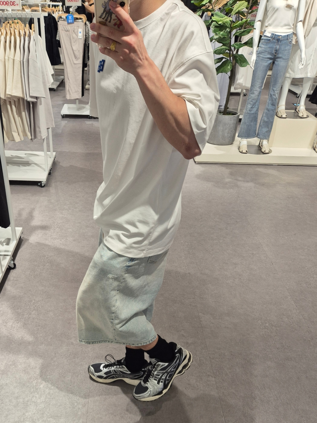 Ader Error Sig; TRS/BL Tag T-Shirt 01 Off White, Asics Unlimited Gel-Kayano 14 Carrier Grey Black 착용 스타일 - 2