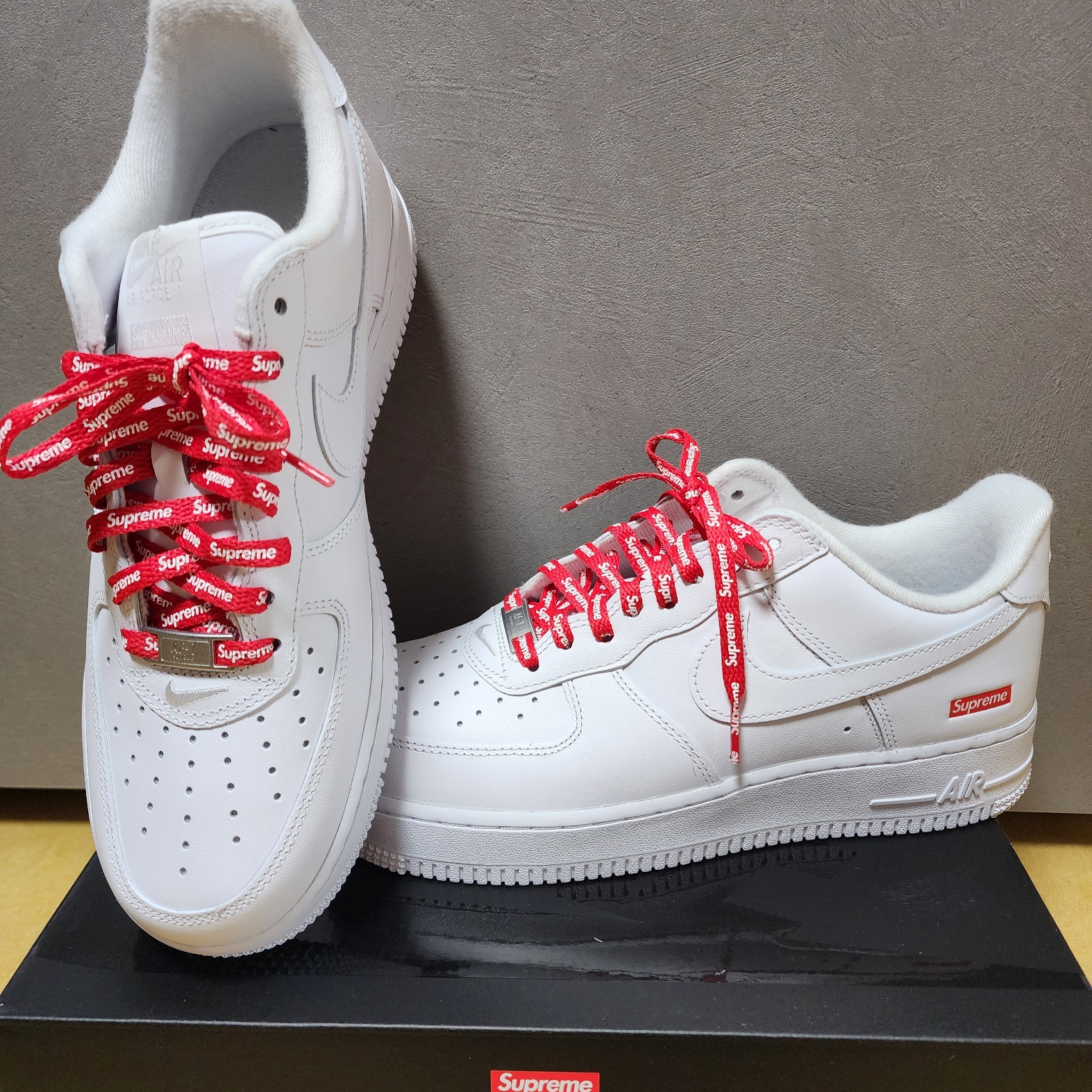 Nike x Supreme Air Force 1 Low White 착용 스타일 - 2