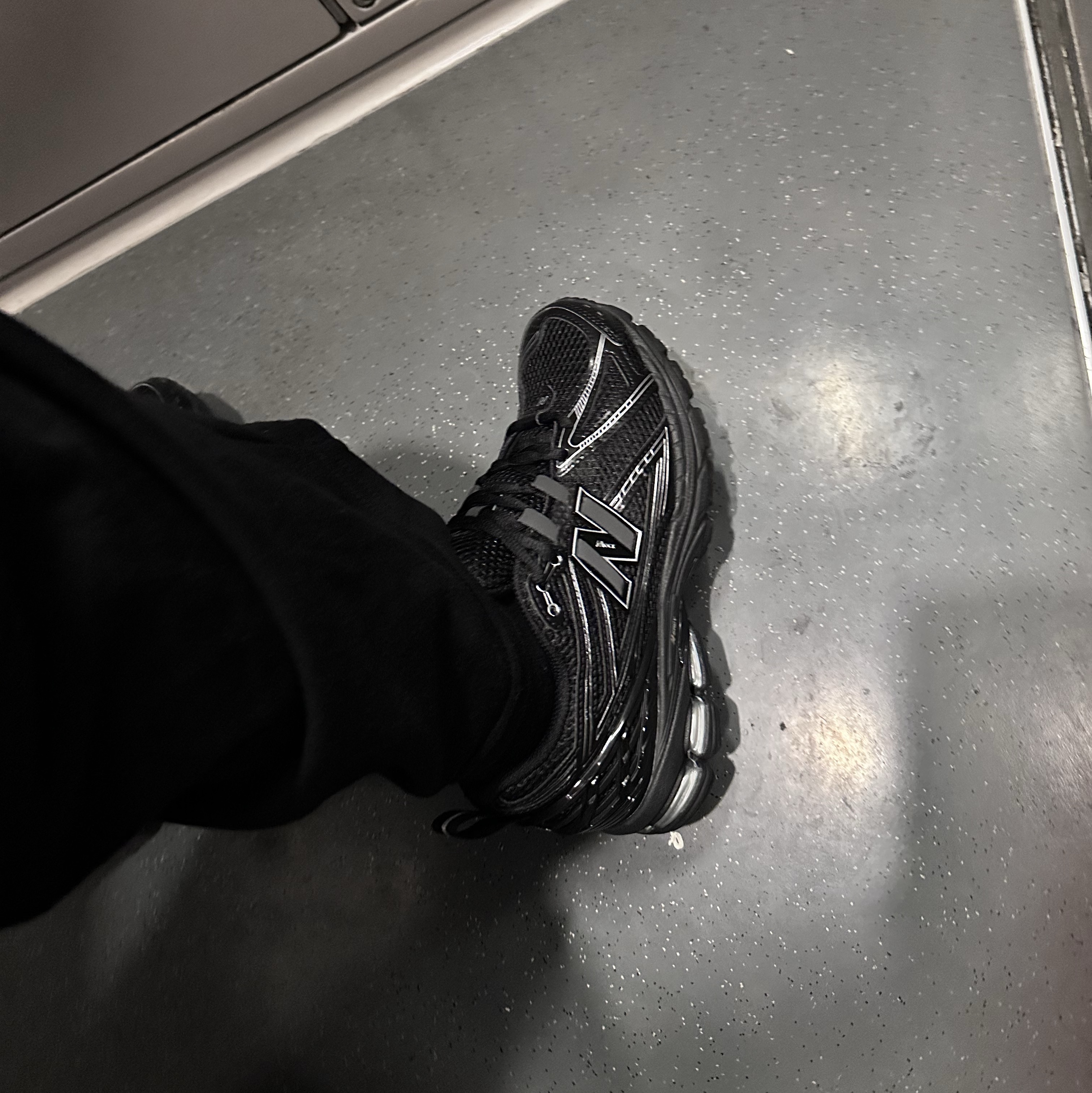 New Balance 1906R Black Silver Metallic, Apple Airpods Pro 2nd Gen with MagSafe Charging Case USB C (Korean Ver.) 착용 스타일 - 1