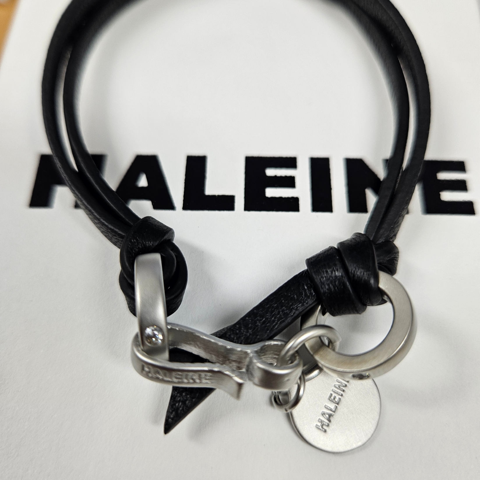 Haleine Leather Metal Mix Bracelet Black 착용 스타일