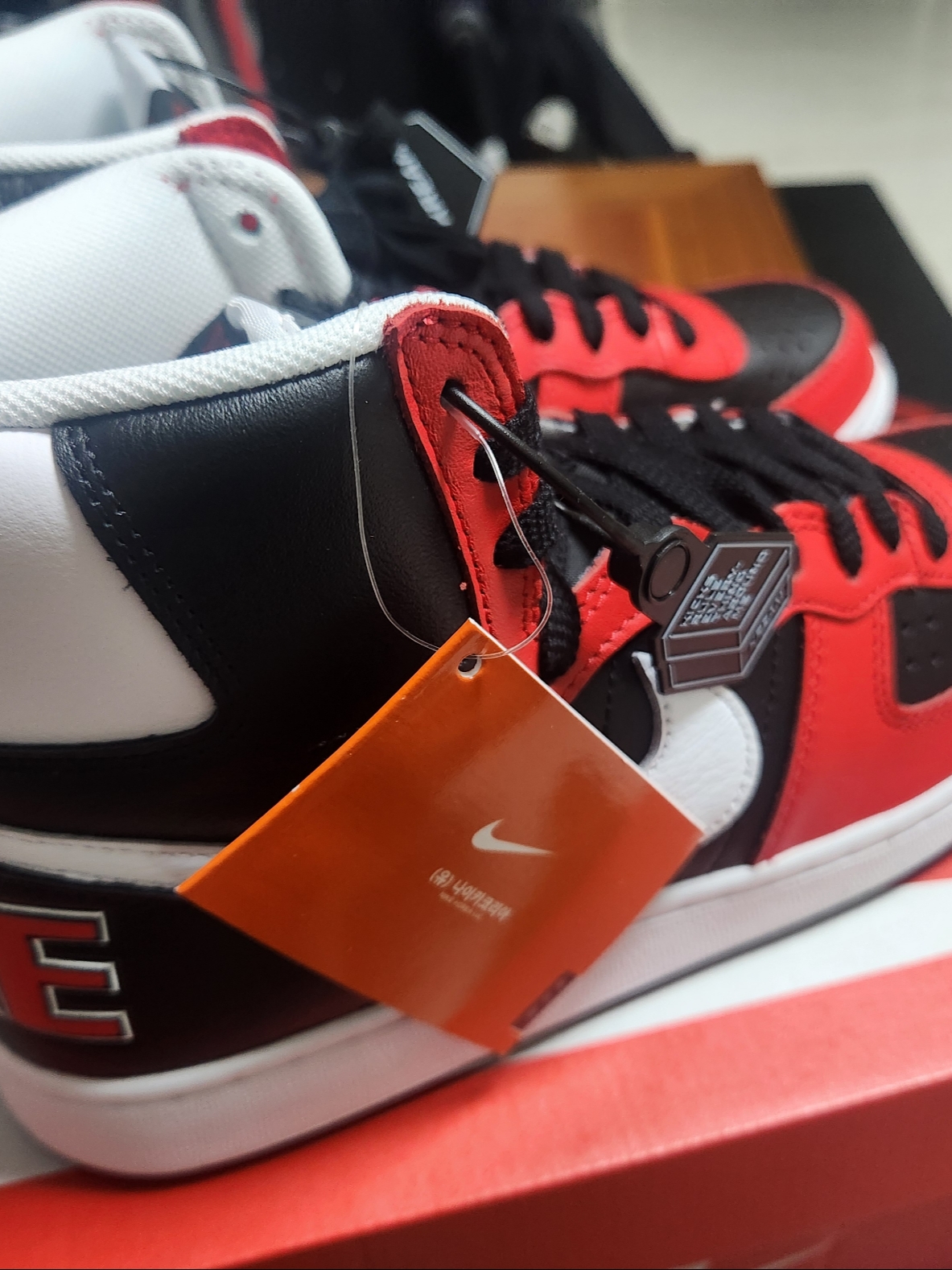 Nike Terminator High Black and University Red 착용 스타일 - 2