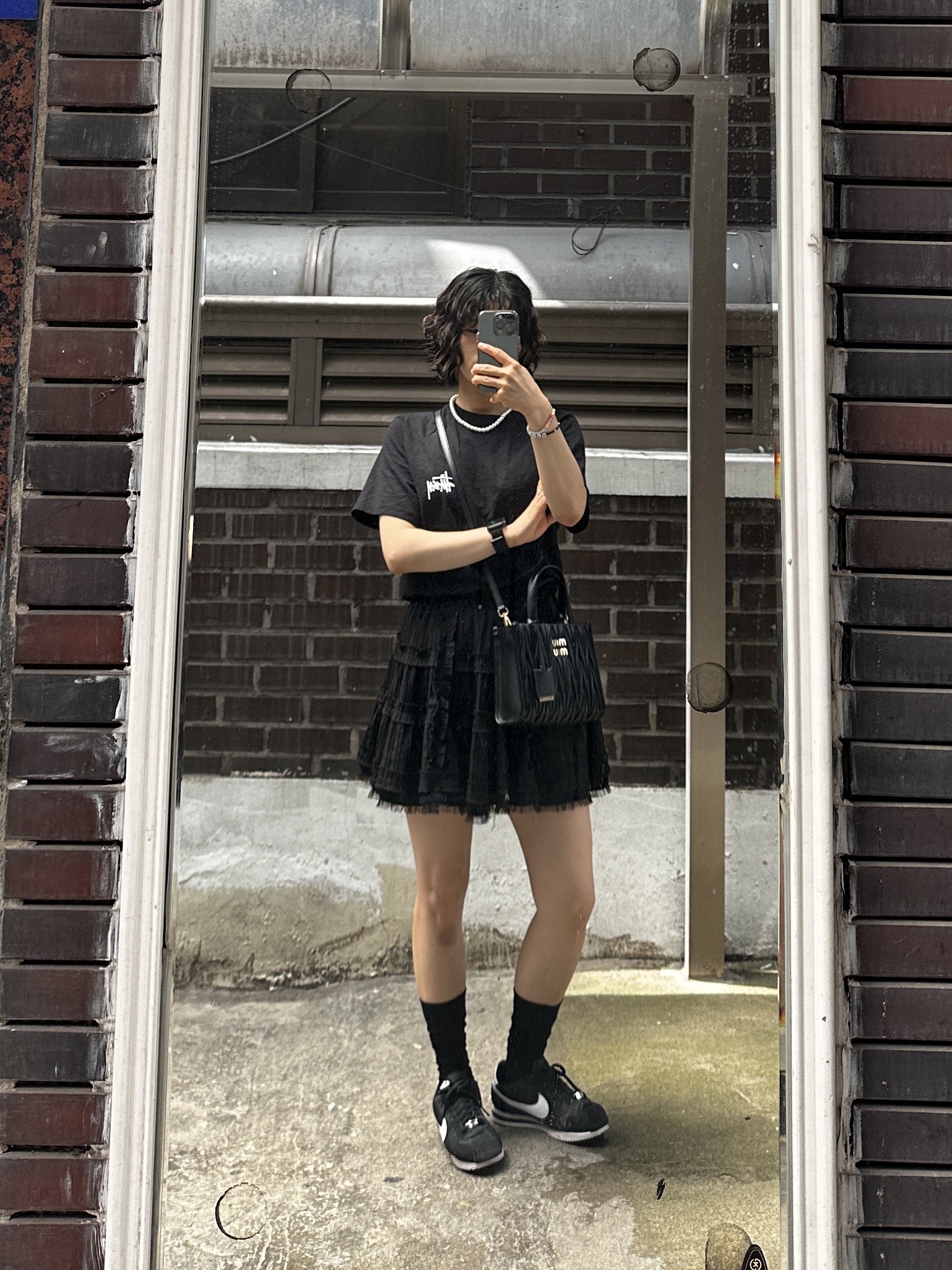 Miu Miu Matelasse Nappa Leather Handbag Black, Stussy Basic Stussy T-Shirt Black 2024, 2025 착용 스타일