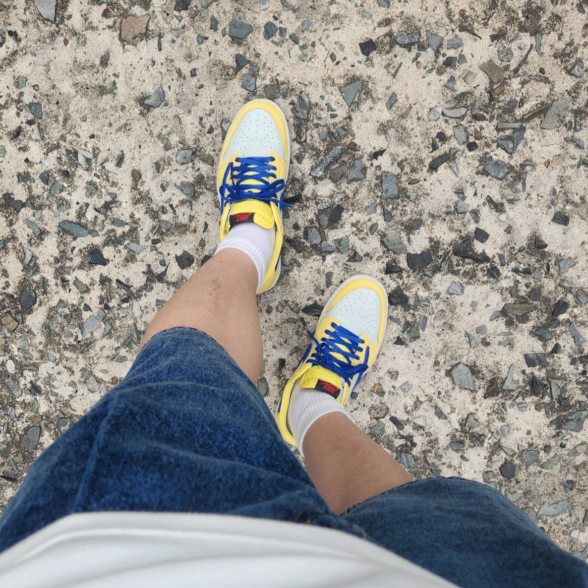 (W) Jordan 1 x Travis Scott Retro Low OG SP Canary, IAB Studio 10th Anniversary T-Shirt White 착용 스타일 - 2