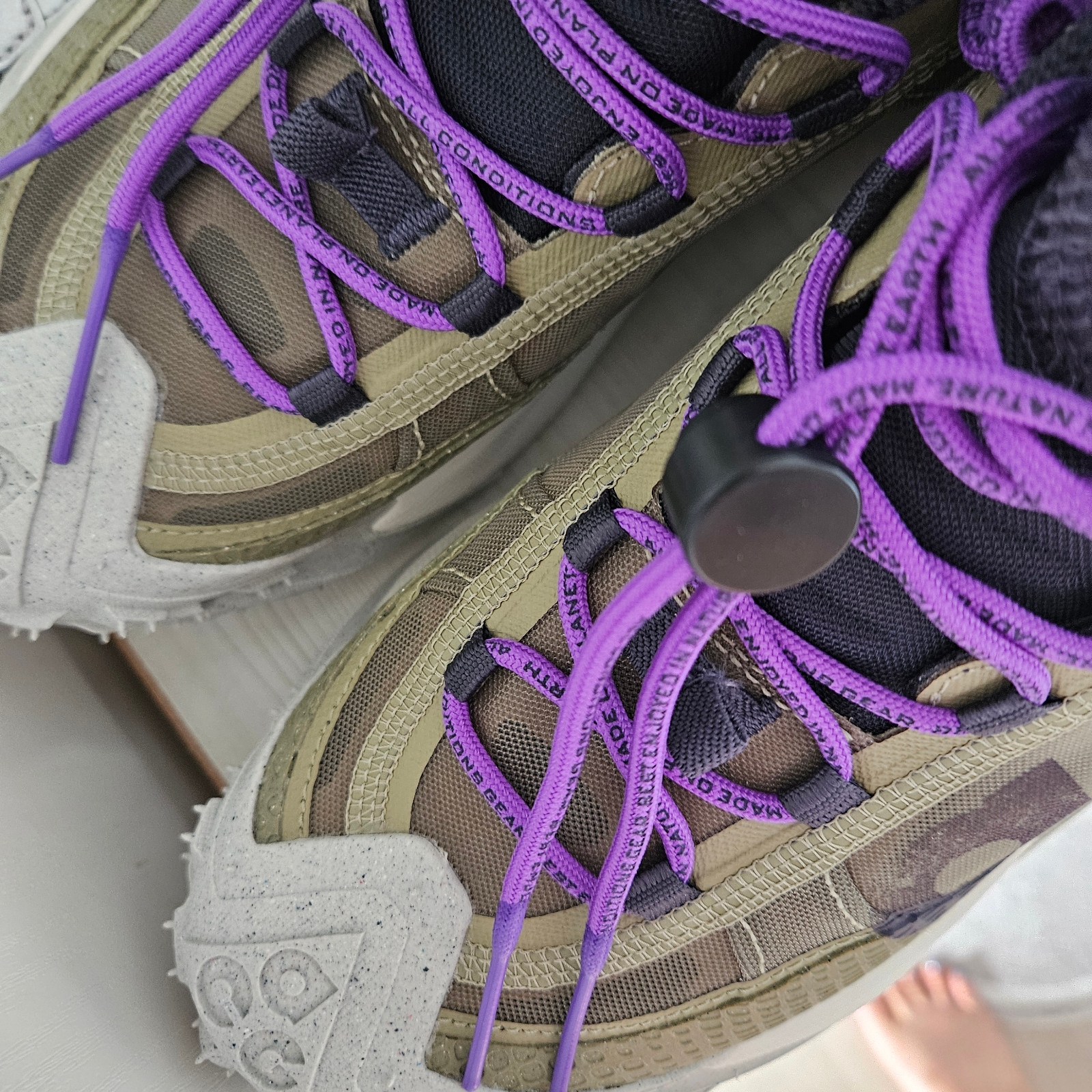 Nike ACG Mountain Fly 2 Low Neutral Olive and Mountain Grape 착용 스타일