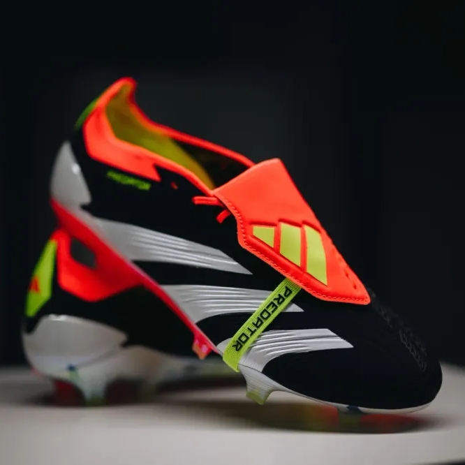 Adidas Predator 24+ Laceless AG Core Black Cloud White, Nike England 2024/25 Dri-Fit Stadium Home Replica Jersey White Blue Void (Non Marking Ver.) 착용 스타일