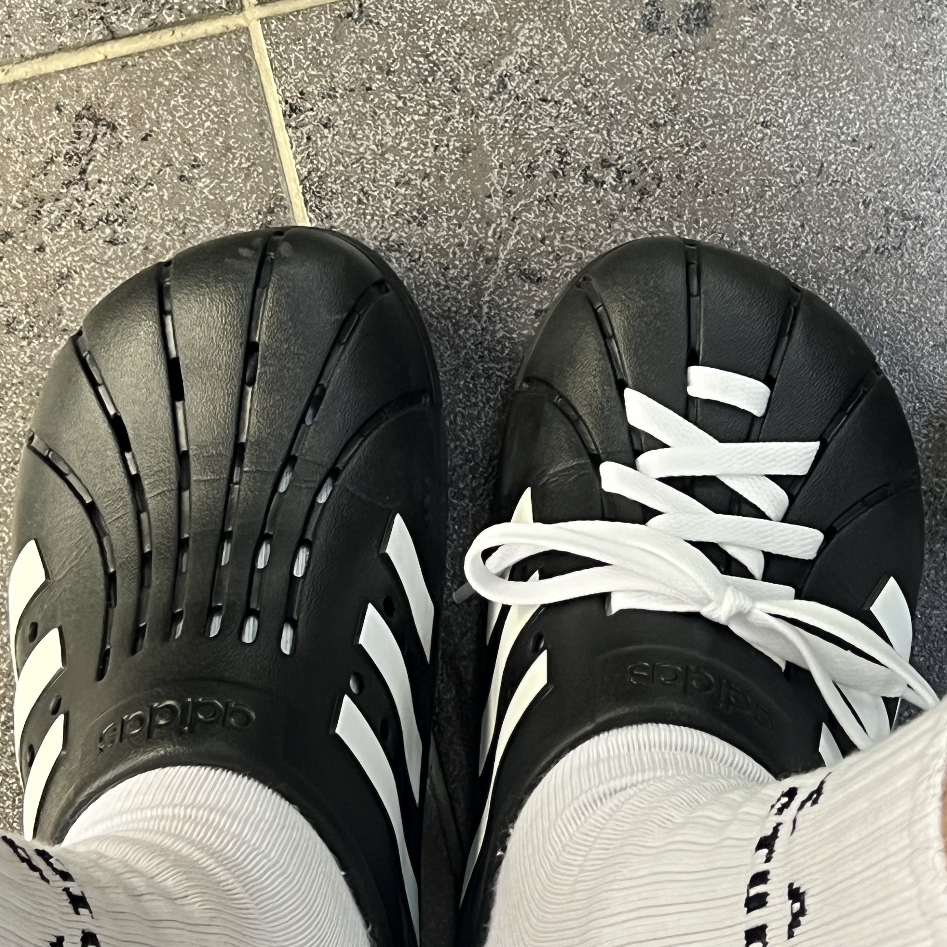 Adidas Adilette Clog Black White, IAB Studio Socks White (5 Pack) 착용 스타일 - 2