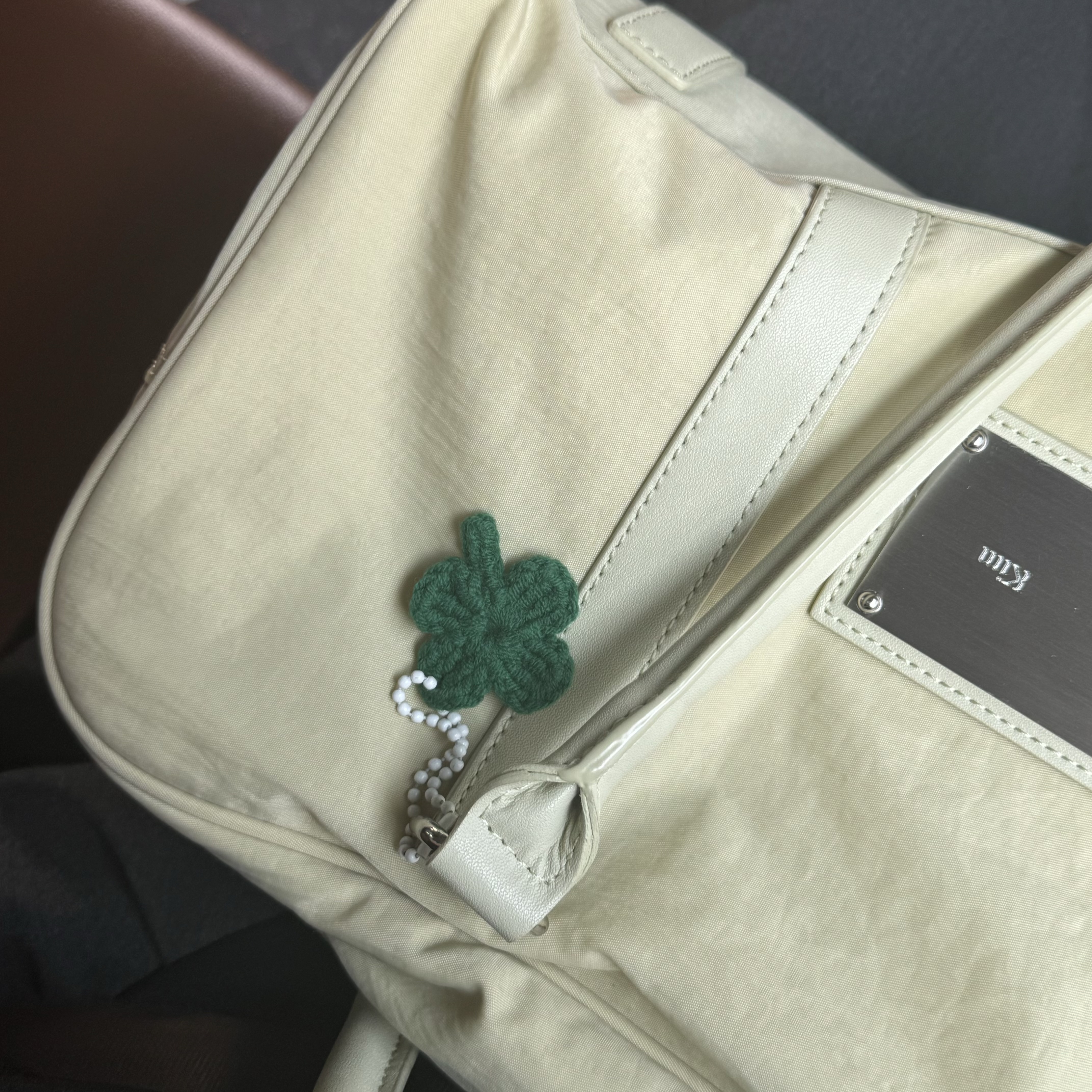 Matin Kim Sporty Tote Bag Beige 착용 스타일