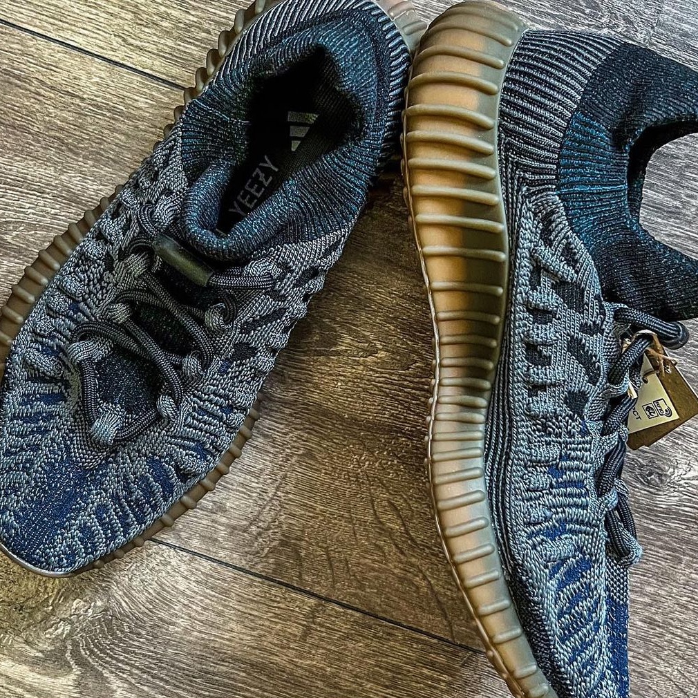 Adidas Yeezy 350 V2 CMPCT Slate Onyx 착용 스타일