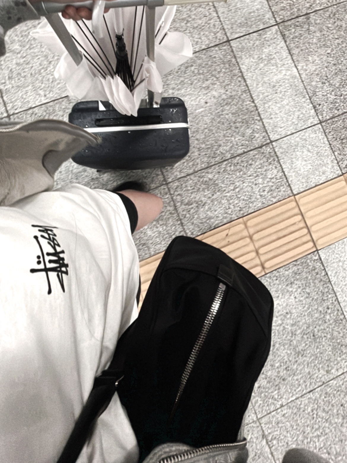 Matin Kim Sporty Tote Bag Black, (W) Adidas Adifom Superstar Boot Black 착용 스타일 - 2