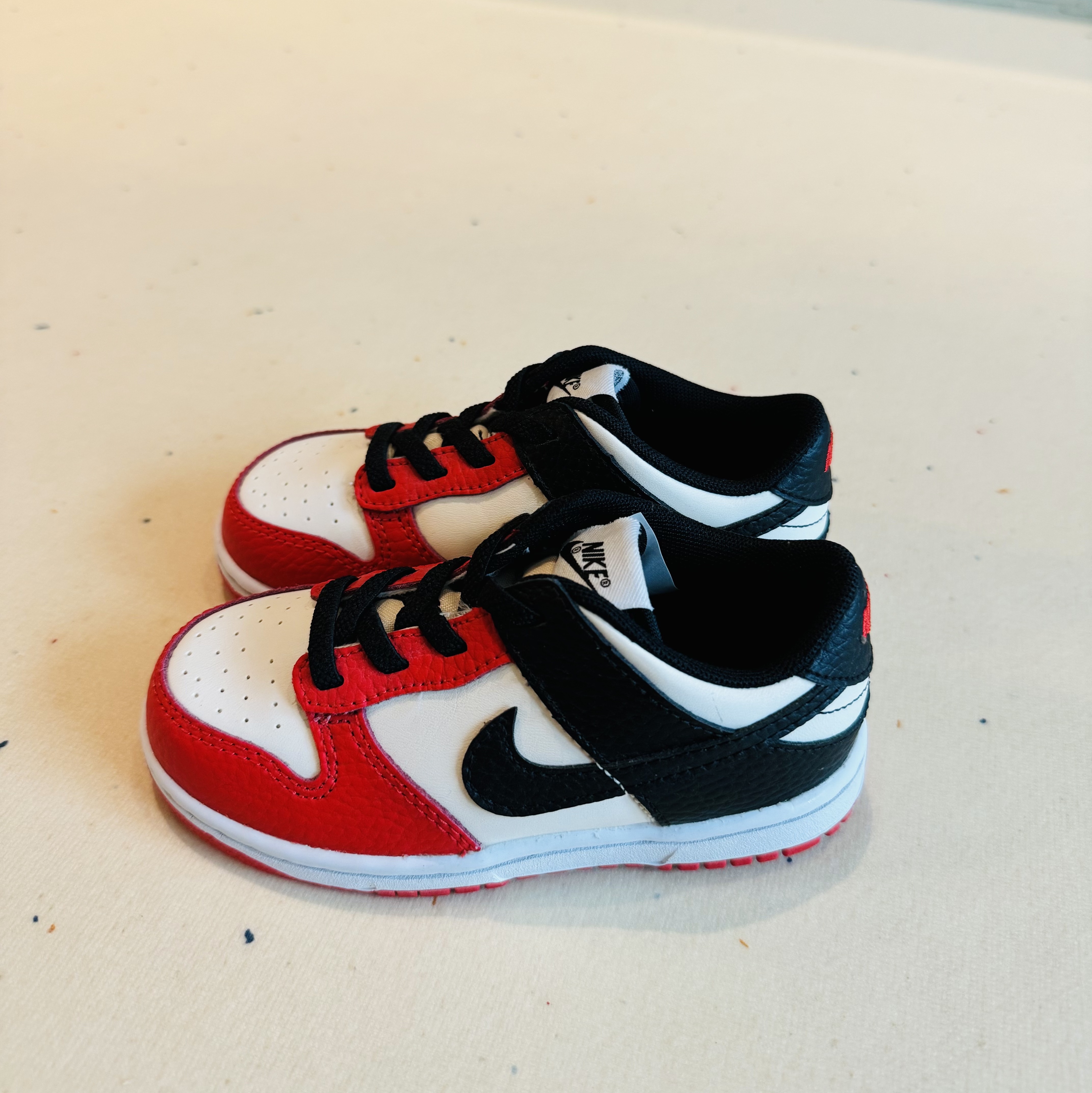 (Infant) Adidas Samba OG Cloud White Core Black, (TD) Nike x NBA Dunk Low Black and Chile Red 착용 스타일 - 4