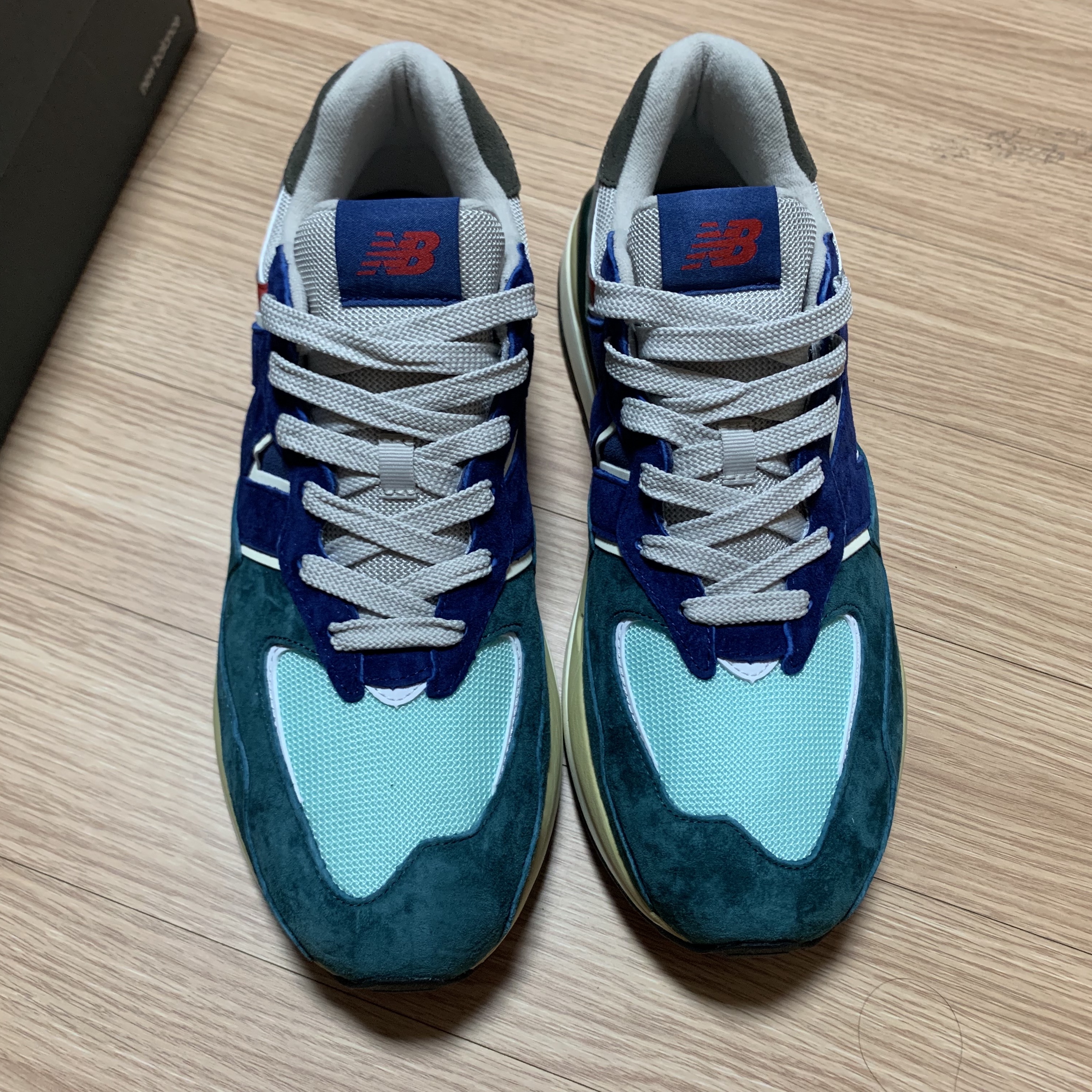 New Balance 5740 Light Cliff Grey 착용 스타일 - 2