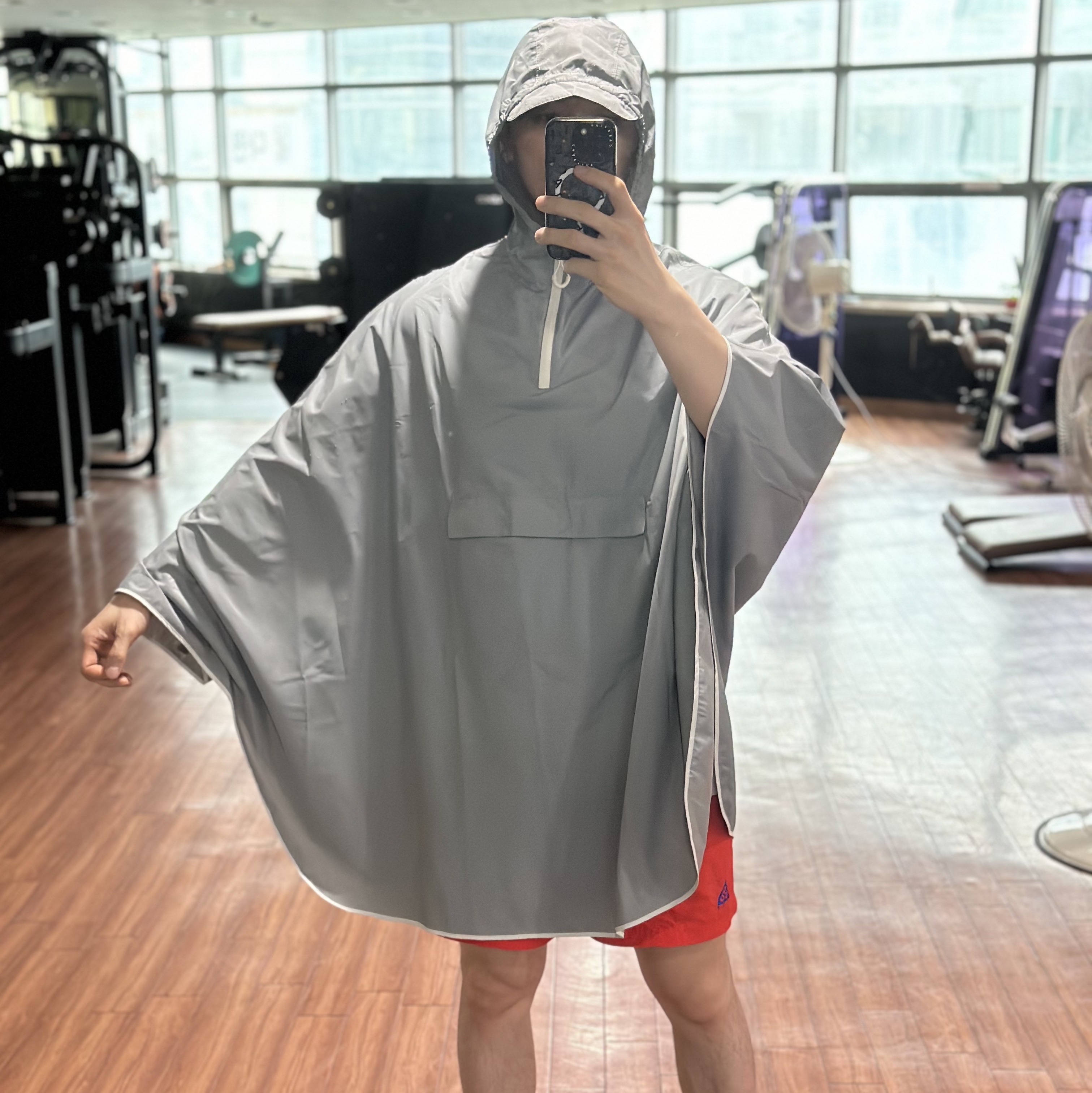 Starbucks x Hunter Light Rain Poncho Gray 착용 스타일 - 2
