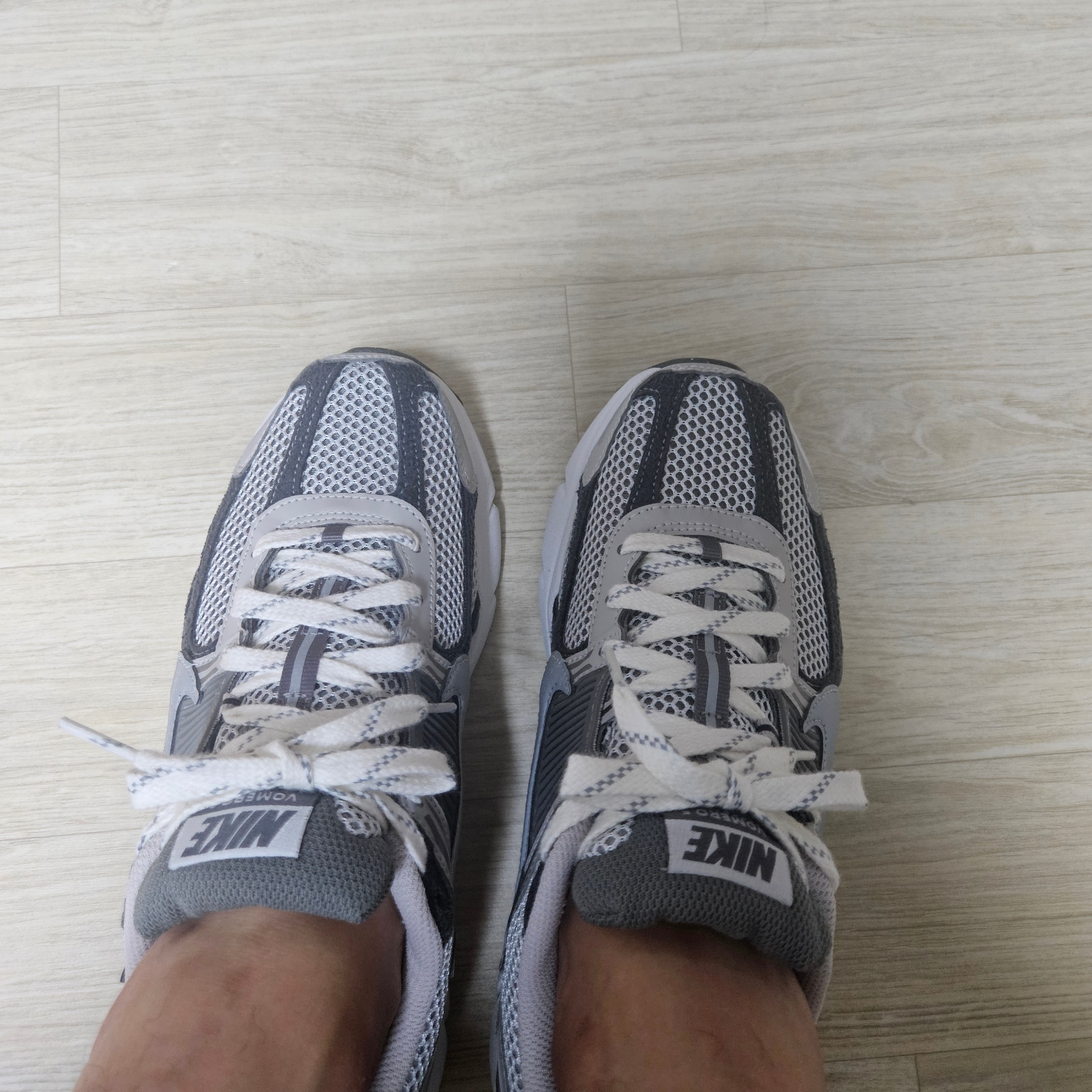 Nike Zoom Vomero 5 PRM Light Iron Ore and Flat Fewter 착용 스타일
