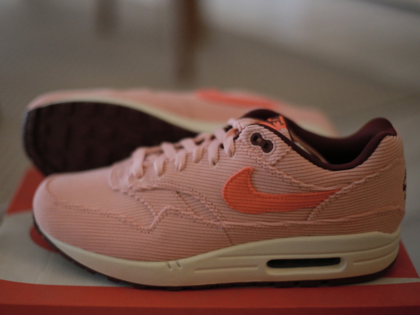 Nike Air Max 1 Premium Coral Stardust Corduroy 착용 스타일 - 4
