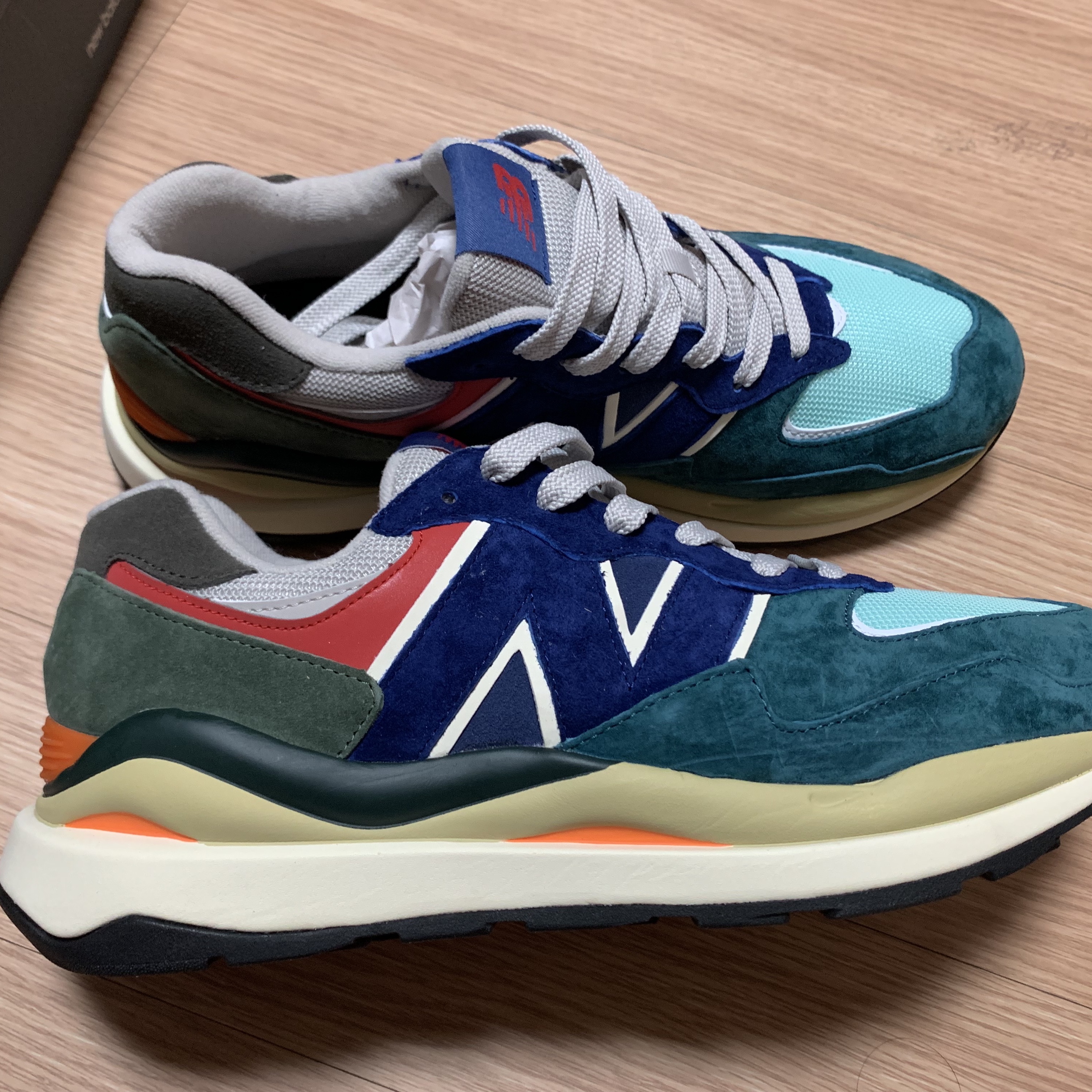 New Balance 5740 Light Cliff Grey 착용 스타일 - 1