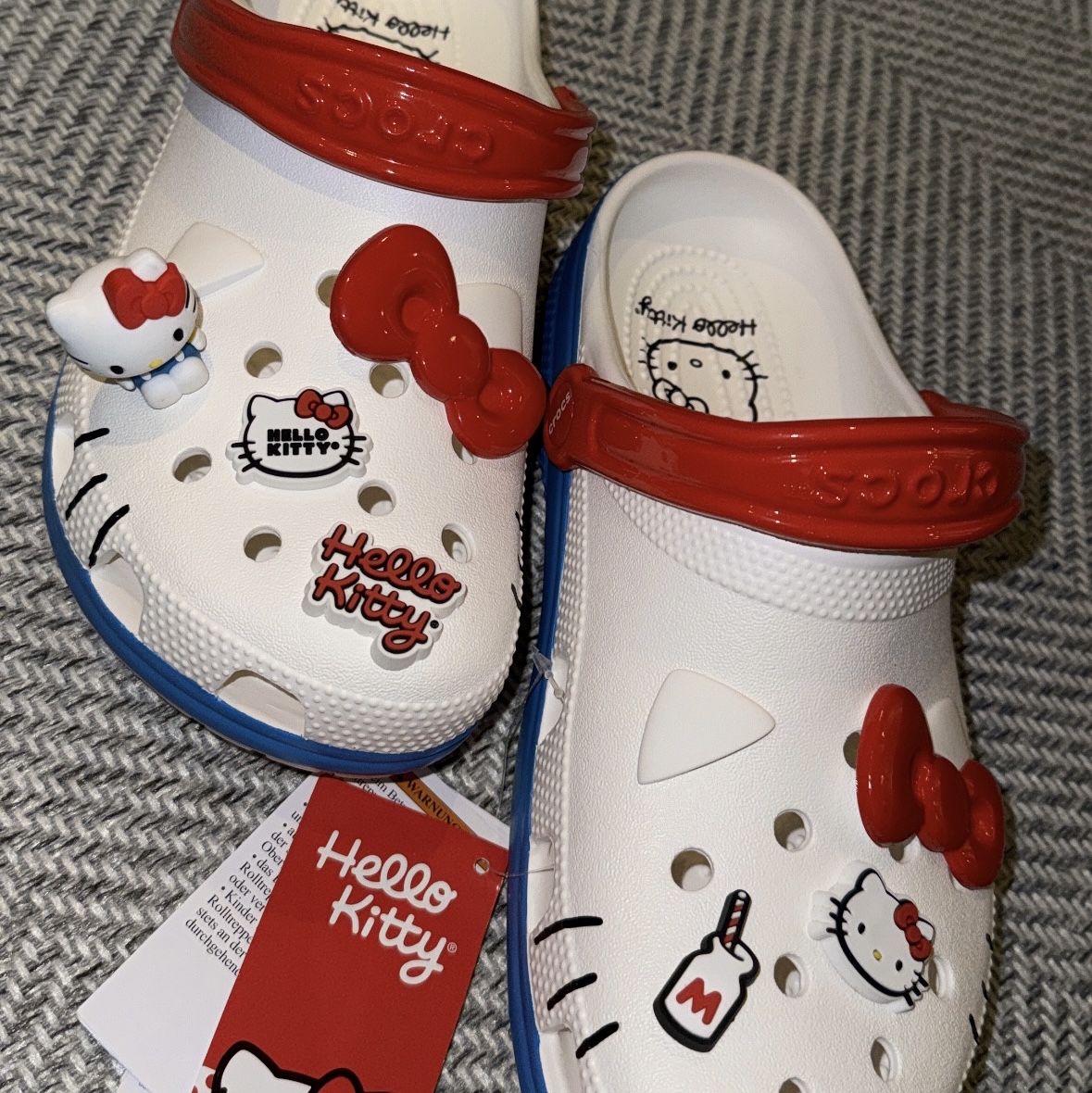 (W) Crocs x Hello Kitty Classic Clog White 착용 스타일