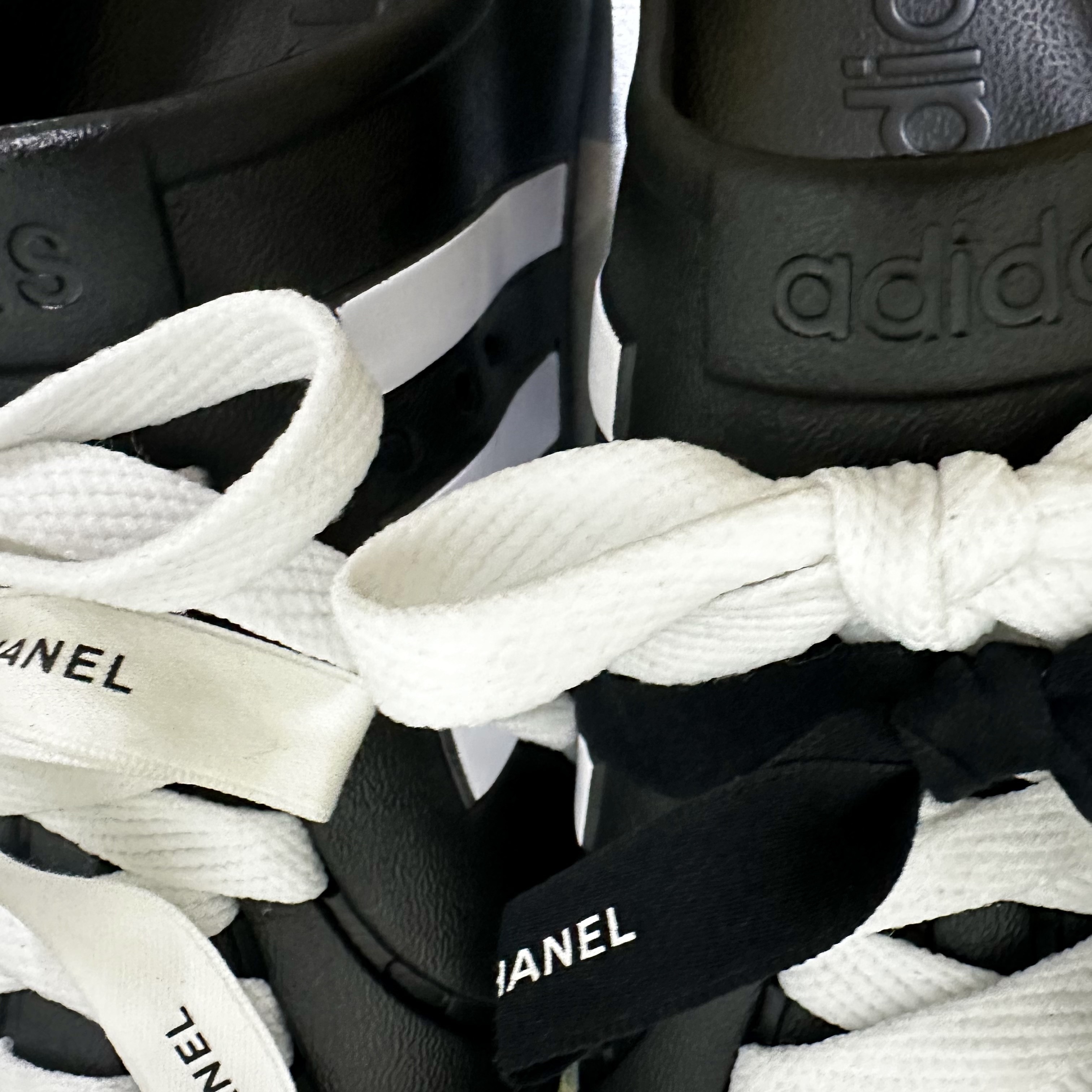 Adidas Adilette Clog Black White 착용 스타일