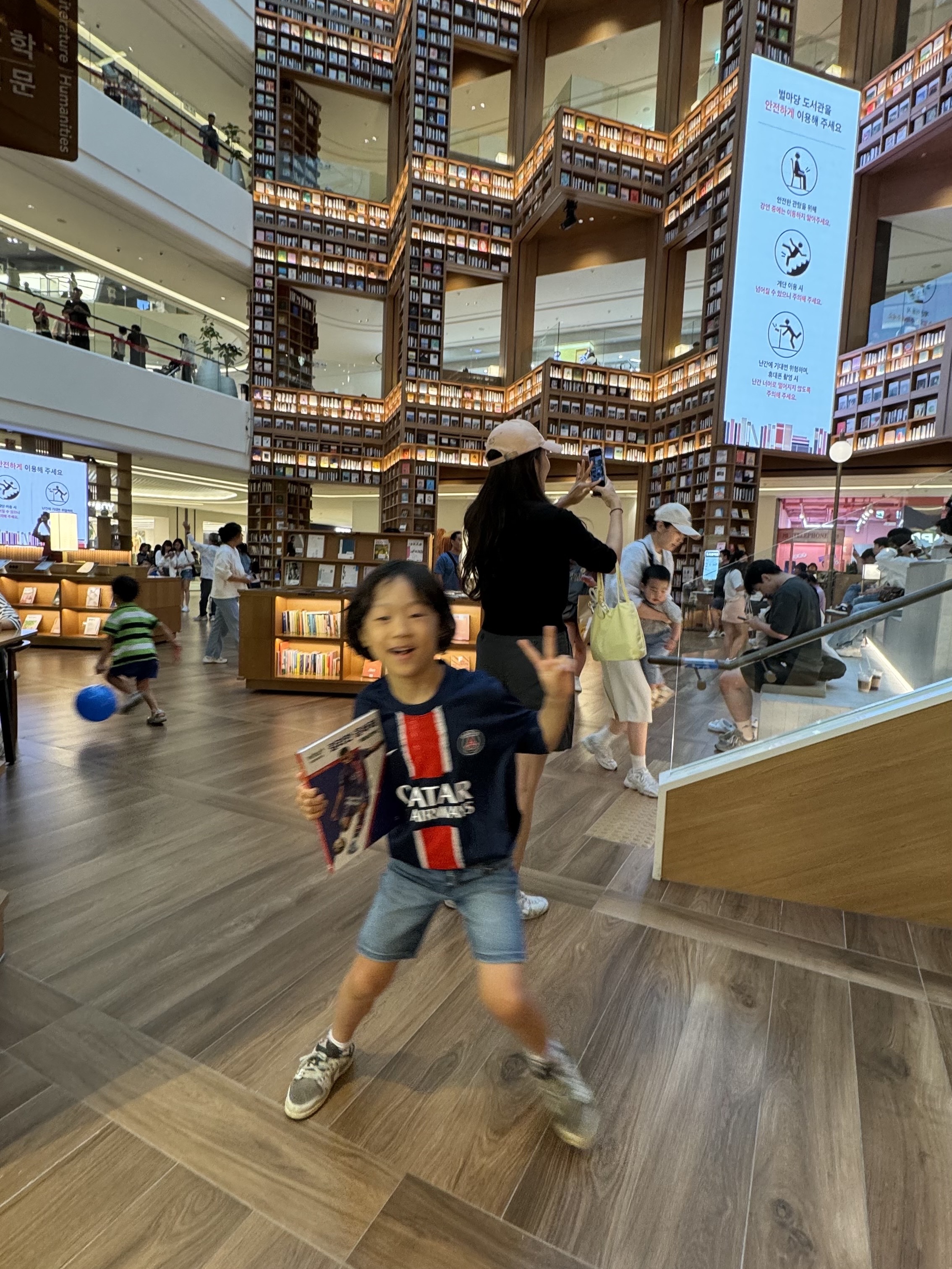 (Kids) Nike Paris Saint-Germain 2024/25 Dri-Fit Stadium Home Jersey Midnight Navy (Non Marking Ver.), (PS) Jordan 1 x Travis Scott Retro Low OG SP Sail and Ridgerock 착용 스타일 - 4