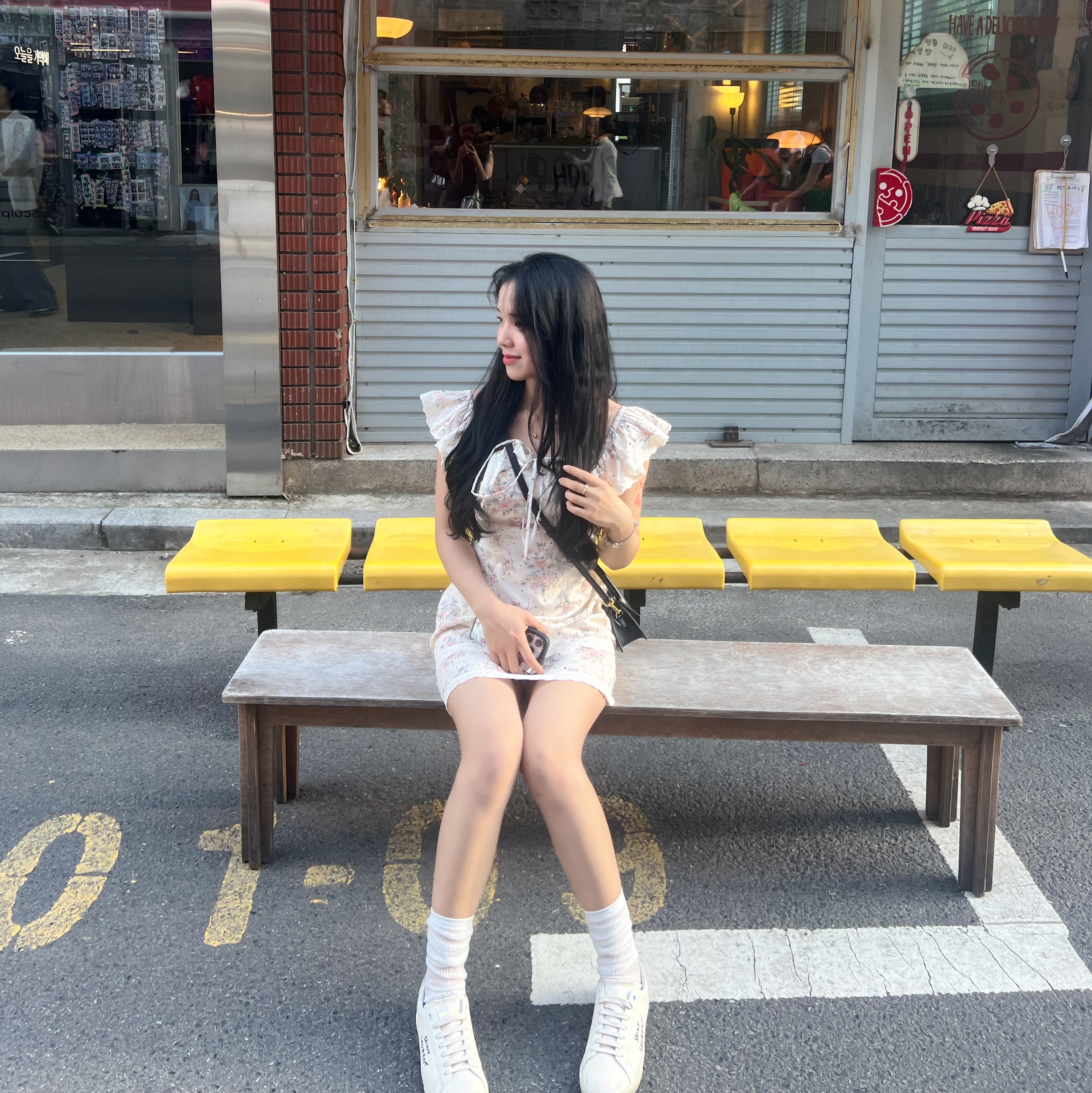 Apple iPhone 15 Pro 128GB White Titanium (Korean Ver.), Jacquemus Le Chiquito Signature Leather Mini Handbag Black 착용 스타일 - 1