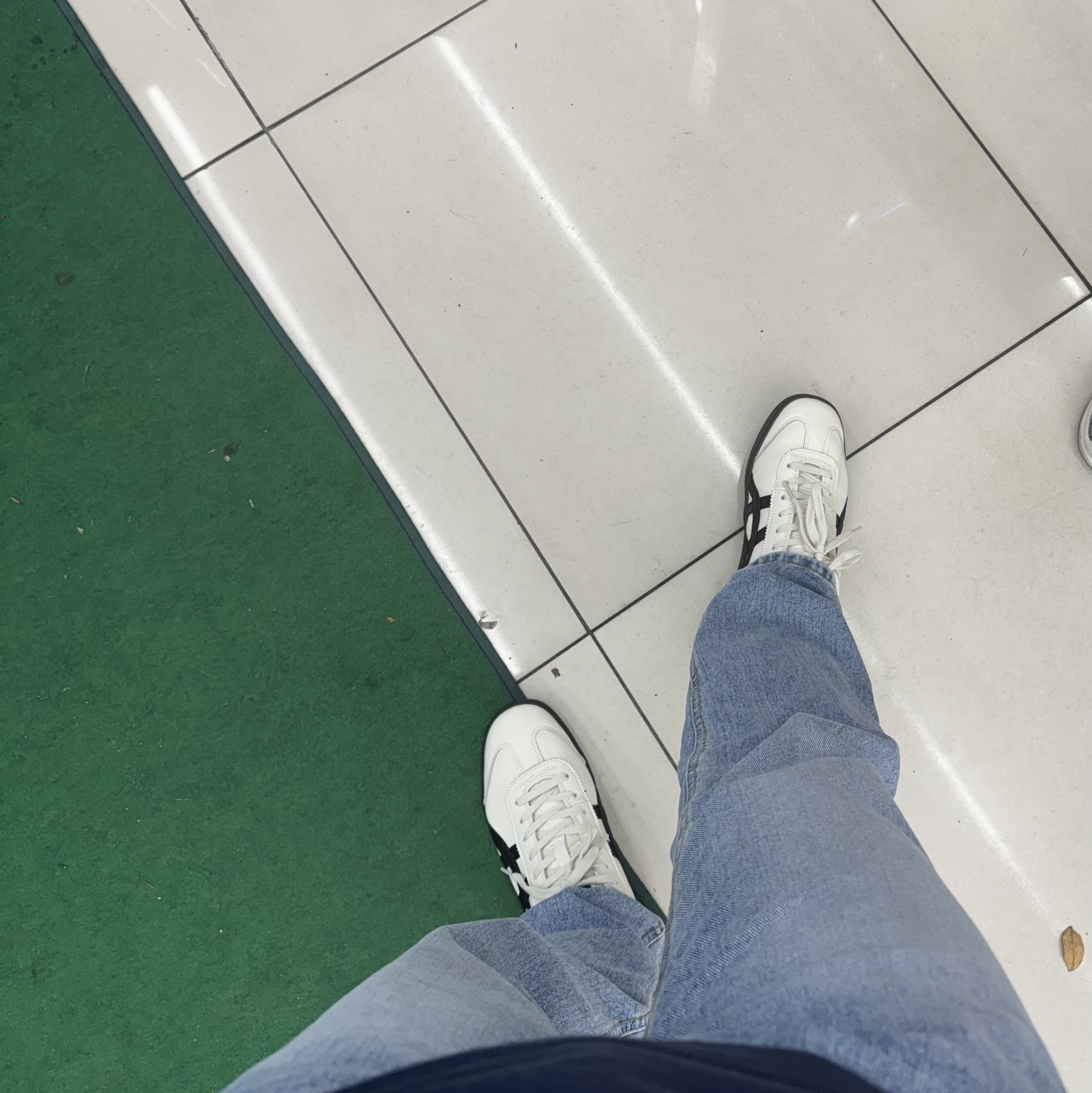 Onitsuka Tiger Tokuten White Black 착용 스타일 - 1