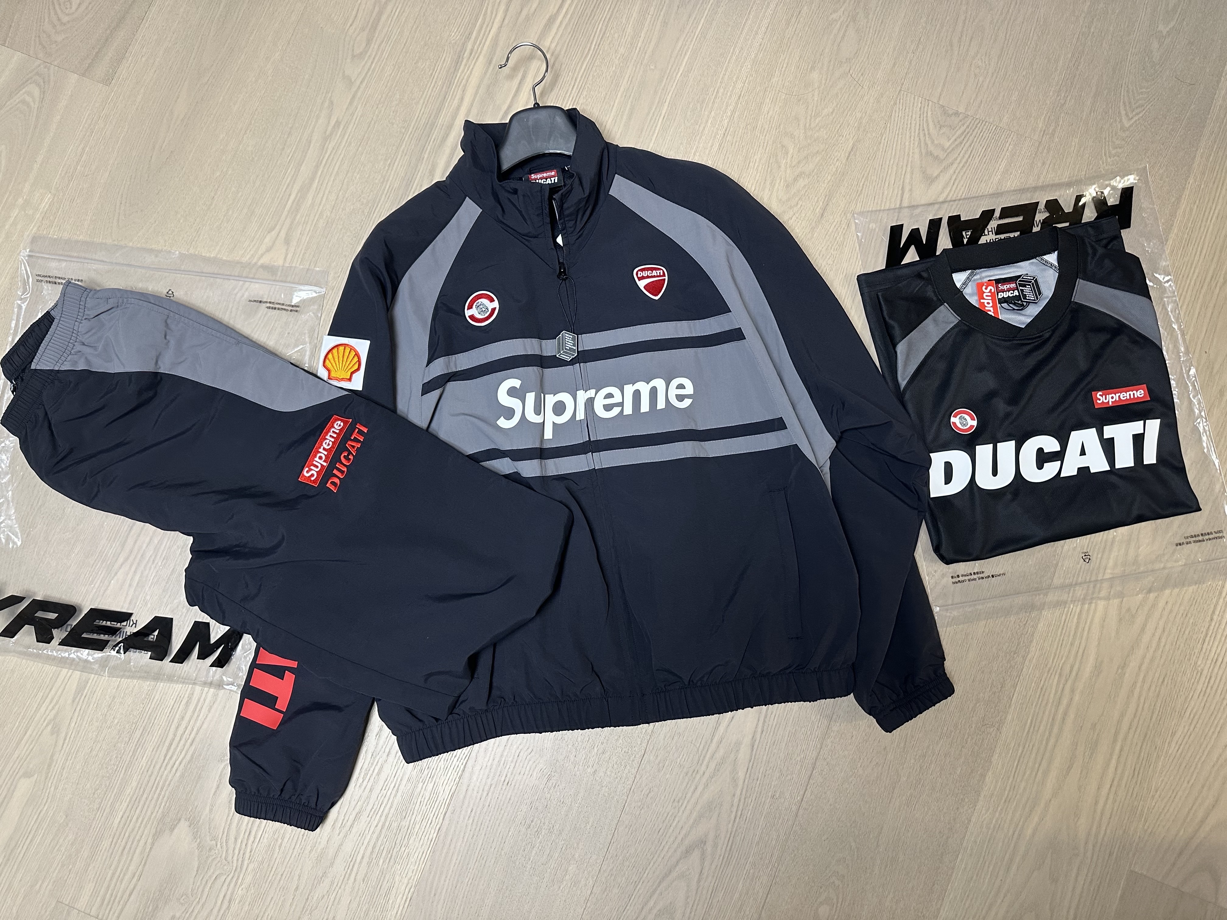 Supreme x Ducati Track Jacket Black - 24SS, Supreme x Ducati Track Pants Black - 24SS 착용 스타일