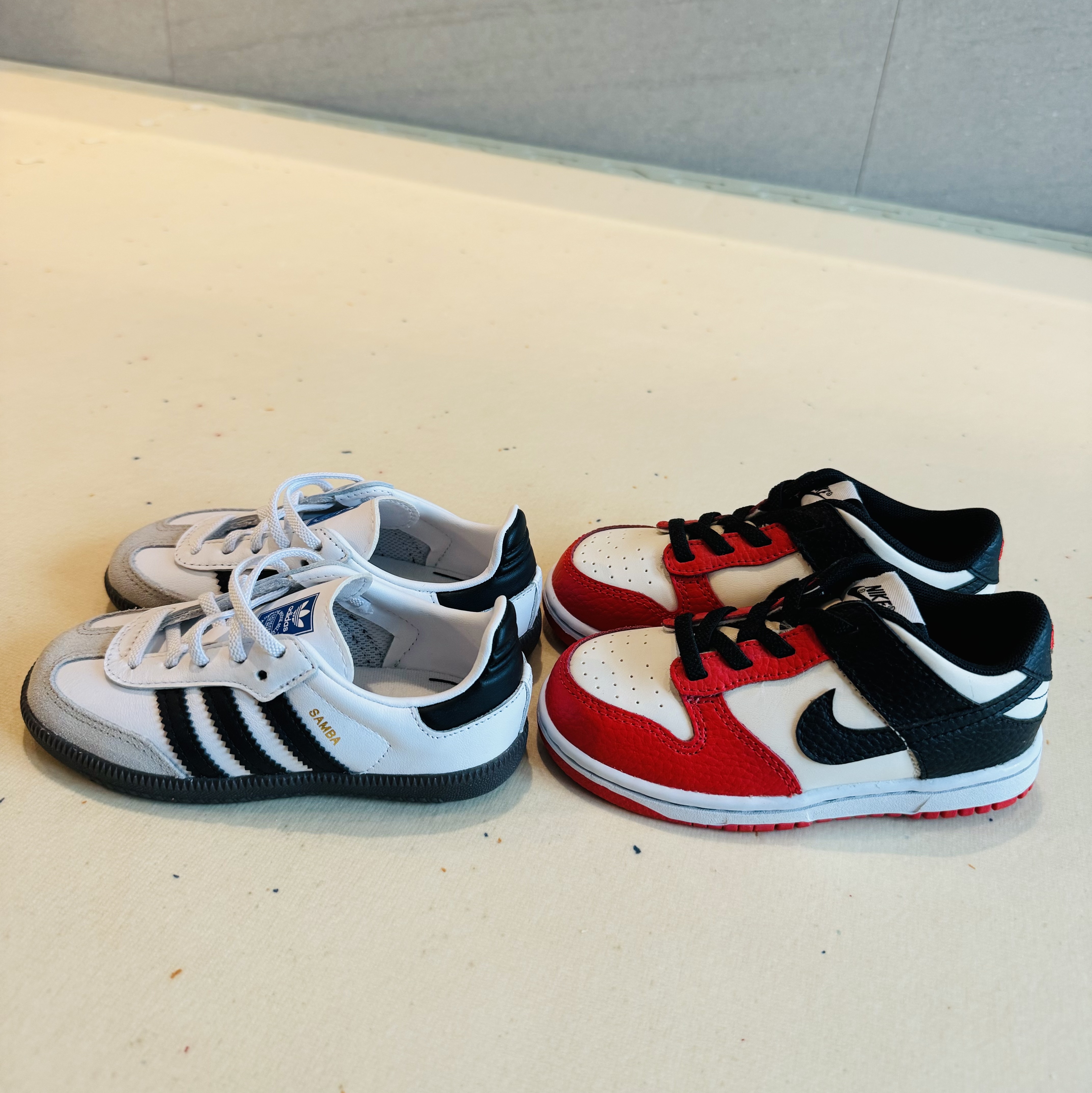(Infant) Adidas Samba OG Cloud White Core Black, (TD) Nike x NBA Dunk Low Black and Chile Red 착용 스타일 - 2