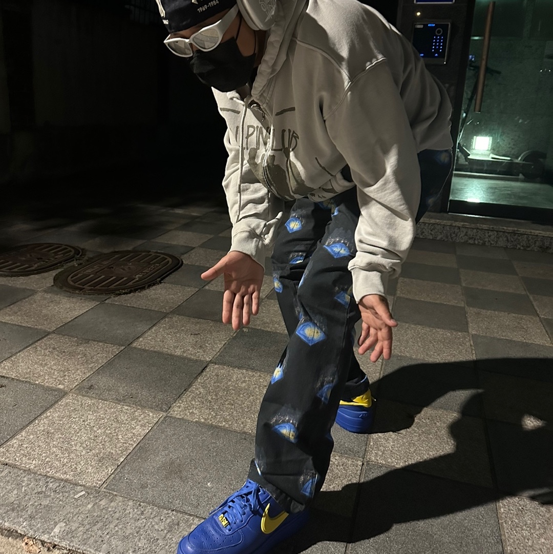 Nike x Ambush Air Force 1 Low SP Game Royal and Vivid Sulfur, Apple AirPods Max Lightning Silver (Korean Ver.) 착용 스타일 - 2
