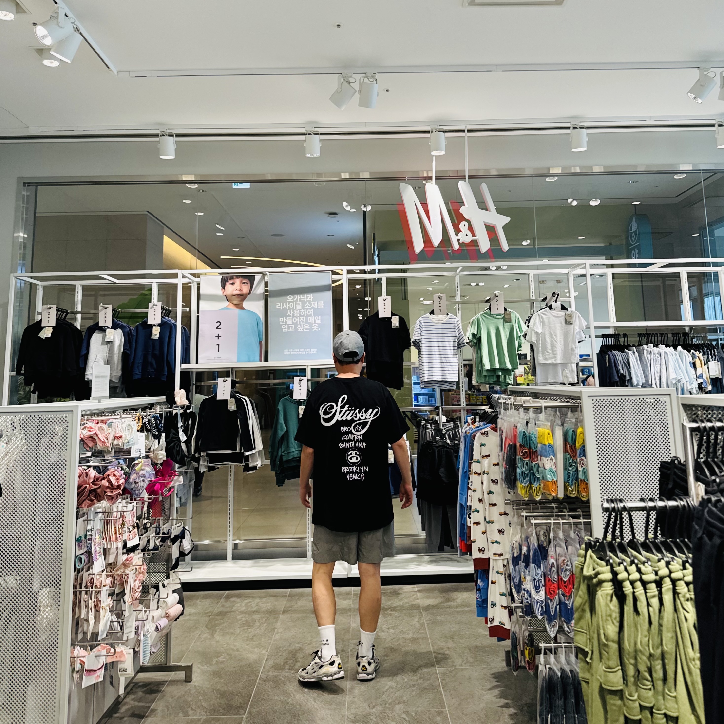 Nike Heritage 86 Futura Washed Cap Particle Grey, Stussy World Tour T-Shirt Black 착용 스타일 - 2
