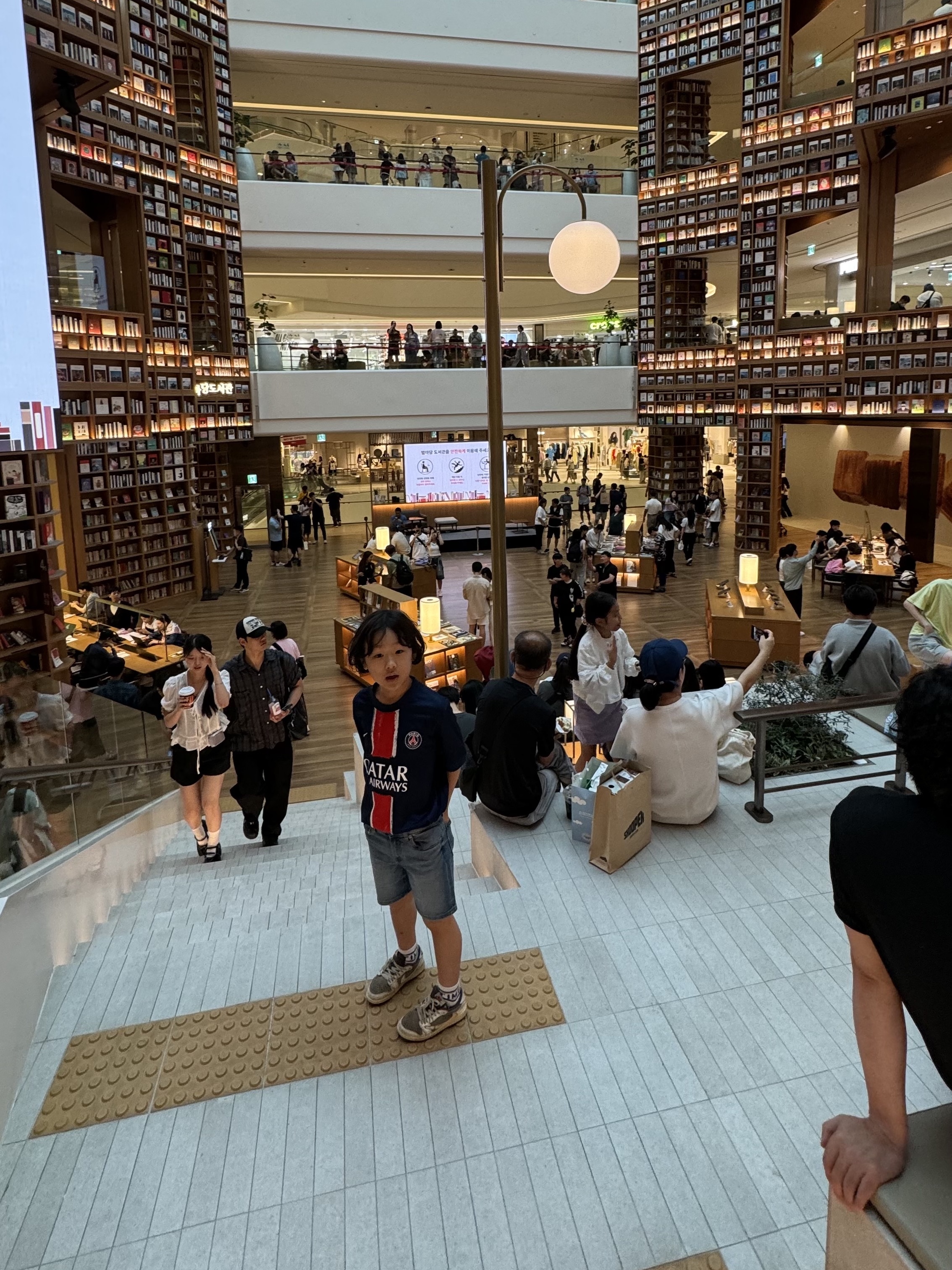 (Kids) Nike Paris Saint-Germain 2024/25 Dri-Fit Stadium Home Jersey Midnight Navy (Non Marking Ver.), (PS) Jordan 1 x Travis Scott Retro Low OG SP Sail and Ridgerock 착용 스타일 - 6