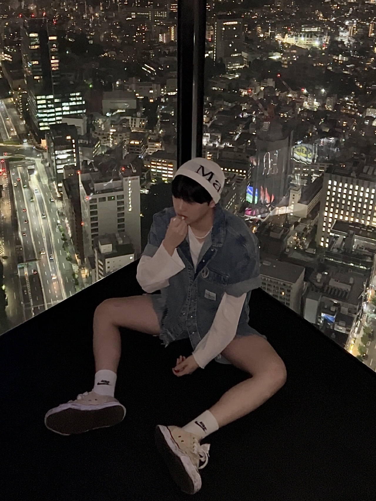 Maison Mihara Yasuhiro Peterson OG Sole Canvas Low-top Sneakers Natural, Matin Kim Logo Jacquard Short Beanie White 착용 스타일 - 1