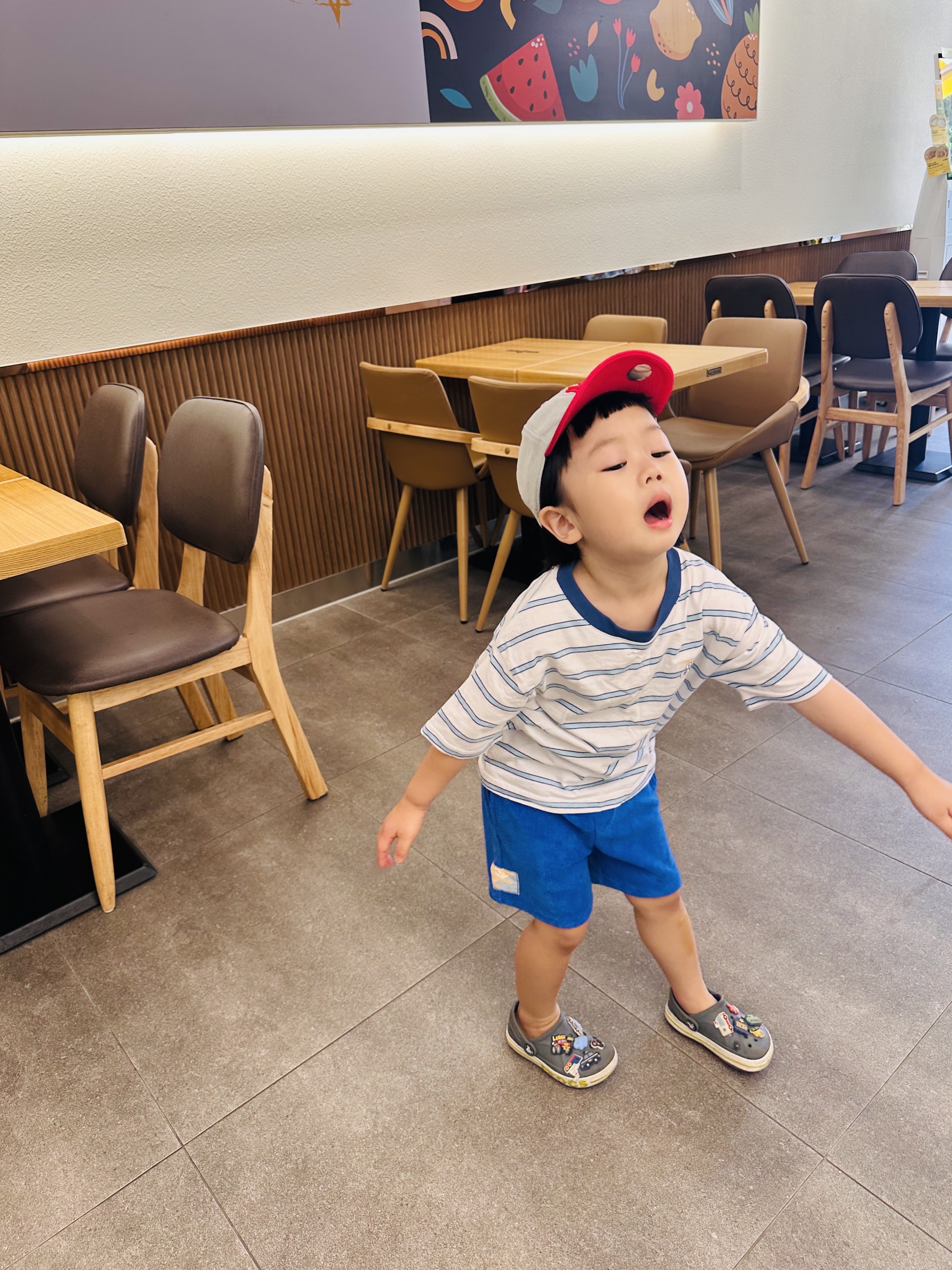 (Kids) Crocs Bayaband Clog Slate Grey Lime Punch 착용 스타일 - 4
