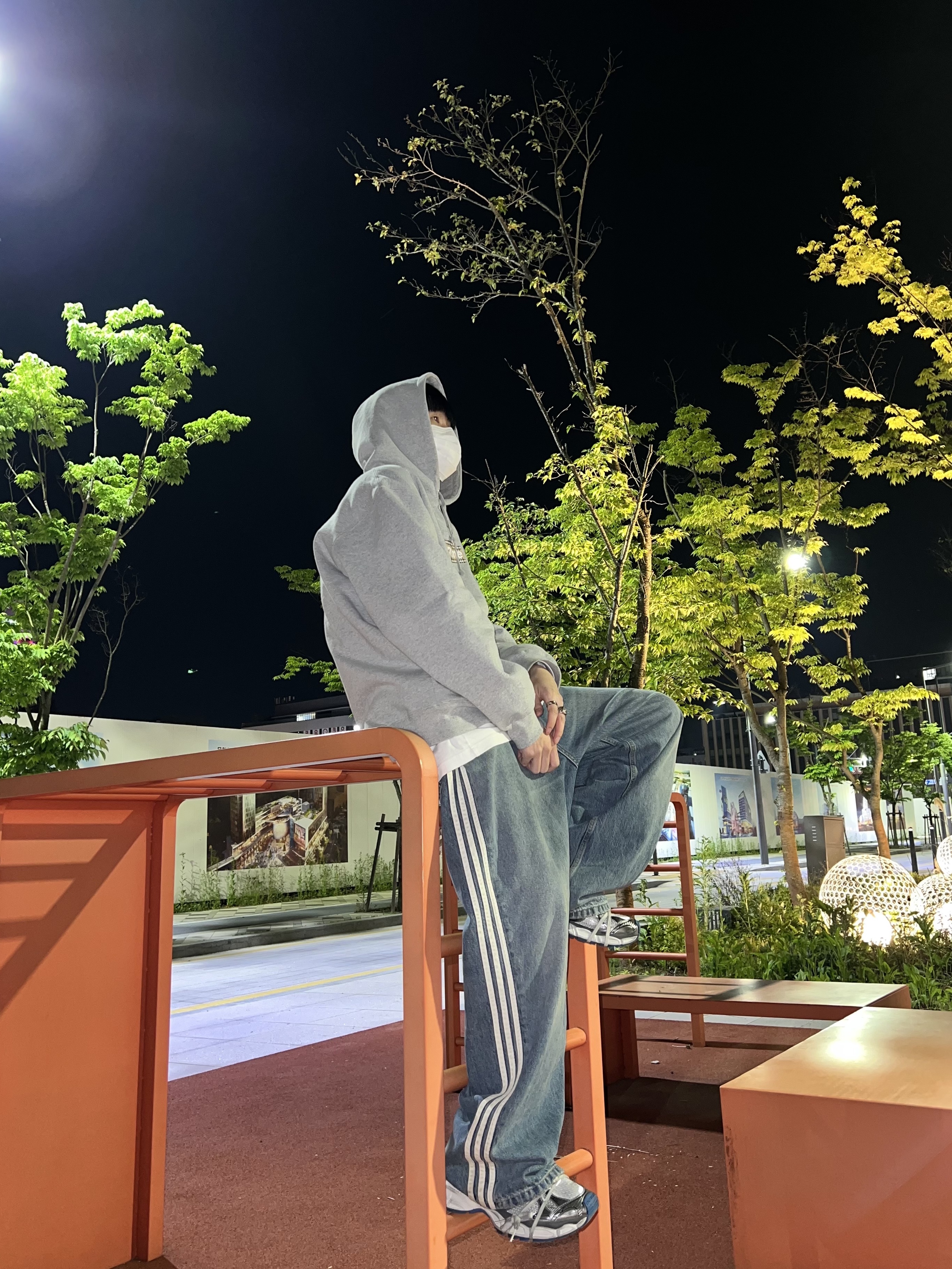 Supreme x Burberry Box Logo Hooded Sweatshirt Heather Grey - 22SS, Balenciaga x Adidas Large Baggy Trousers Blue 착용 스타일