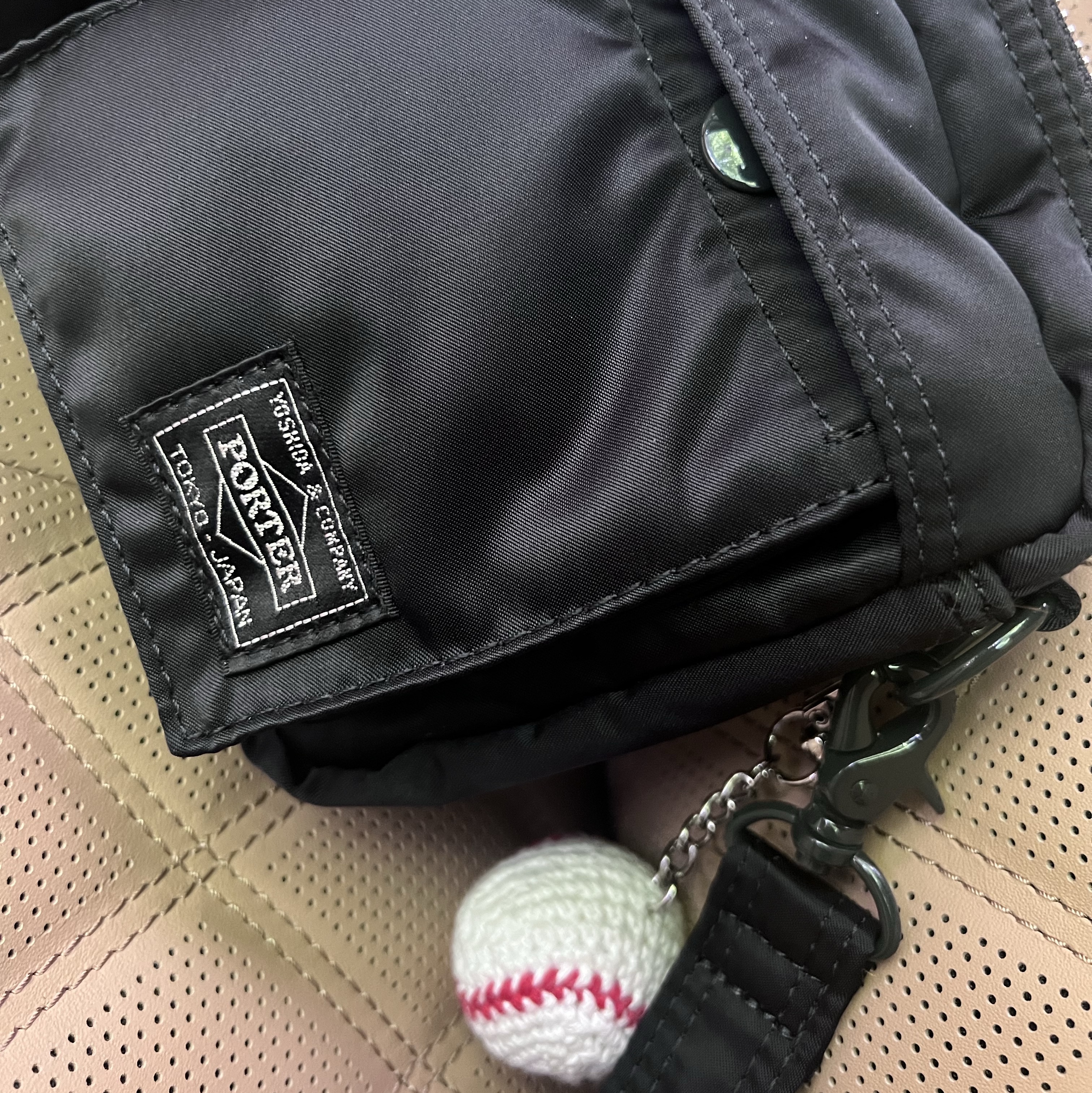 Porter Tanker Shoulder Bag Black 착용 스타일 - 2