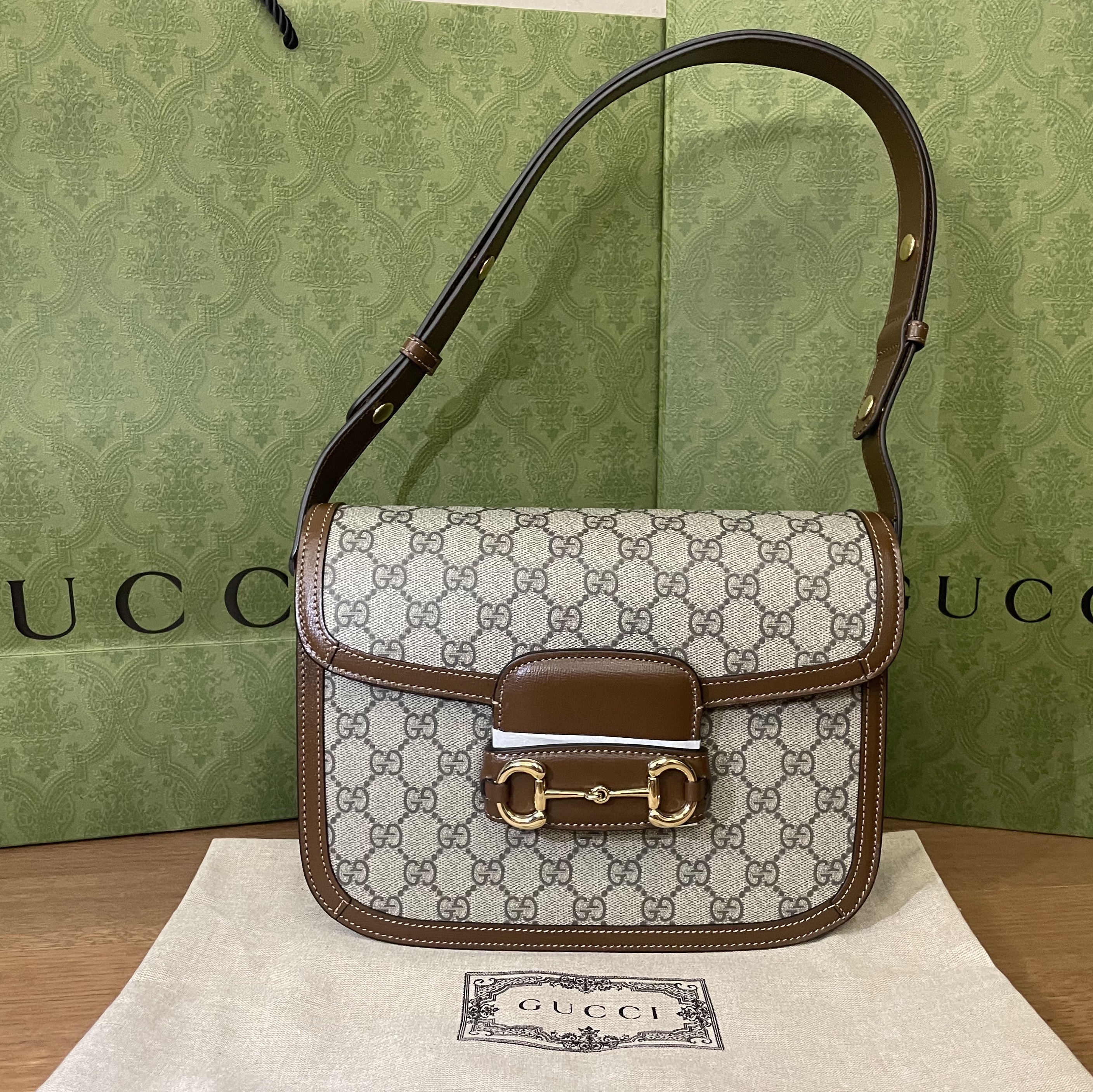Gucci Horsebit 1955 Shoulder Bag Beige Ebony 착용 스타일