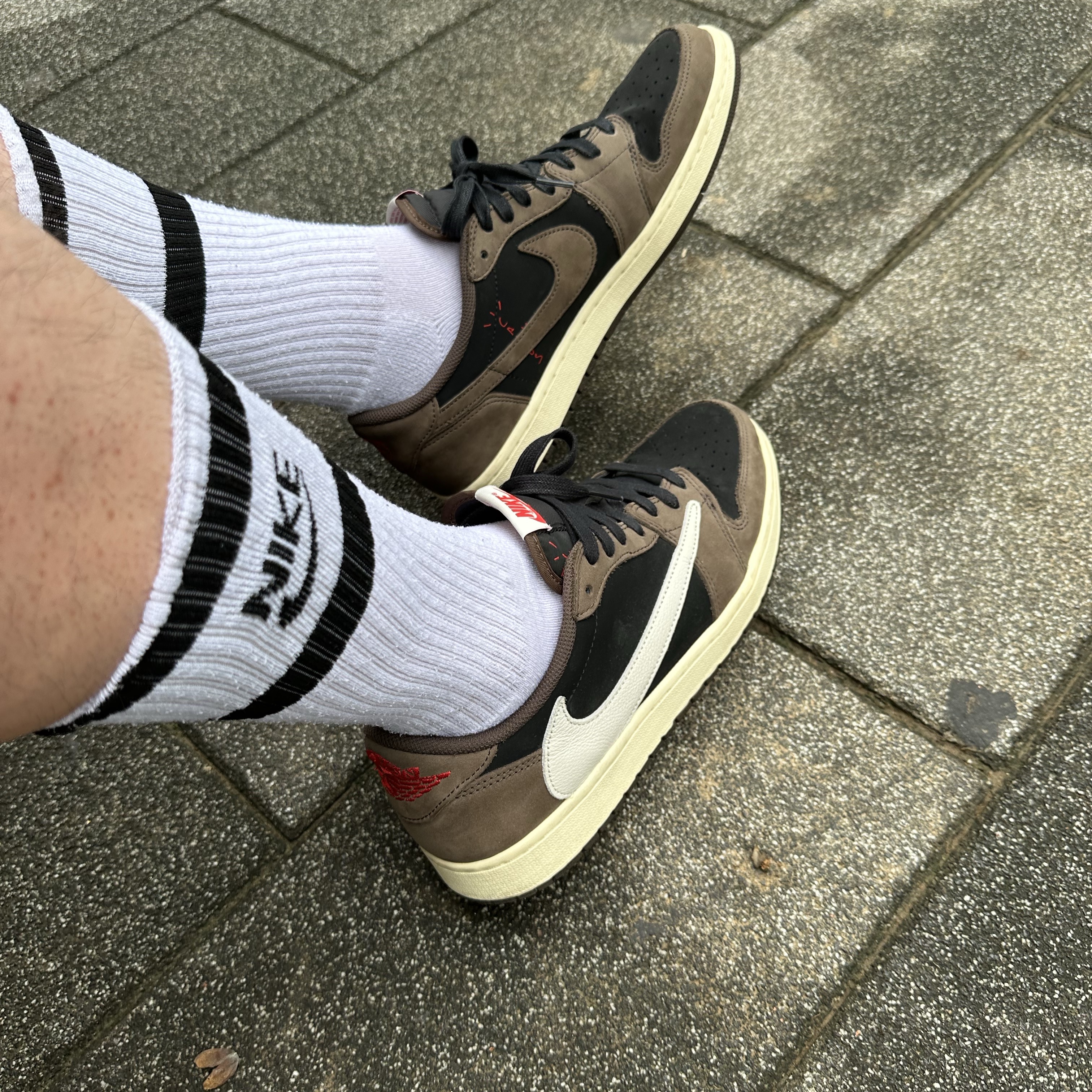 Jordan 1 x Travis Scott Retro Low OG SP Mocha 착용 스타일 - 3