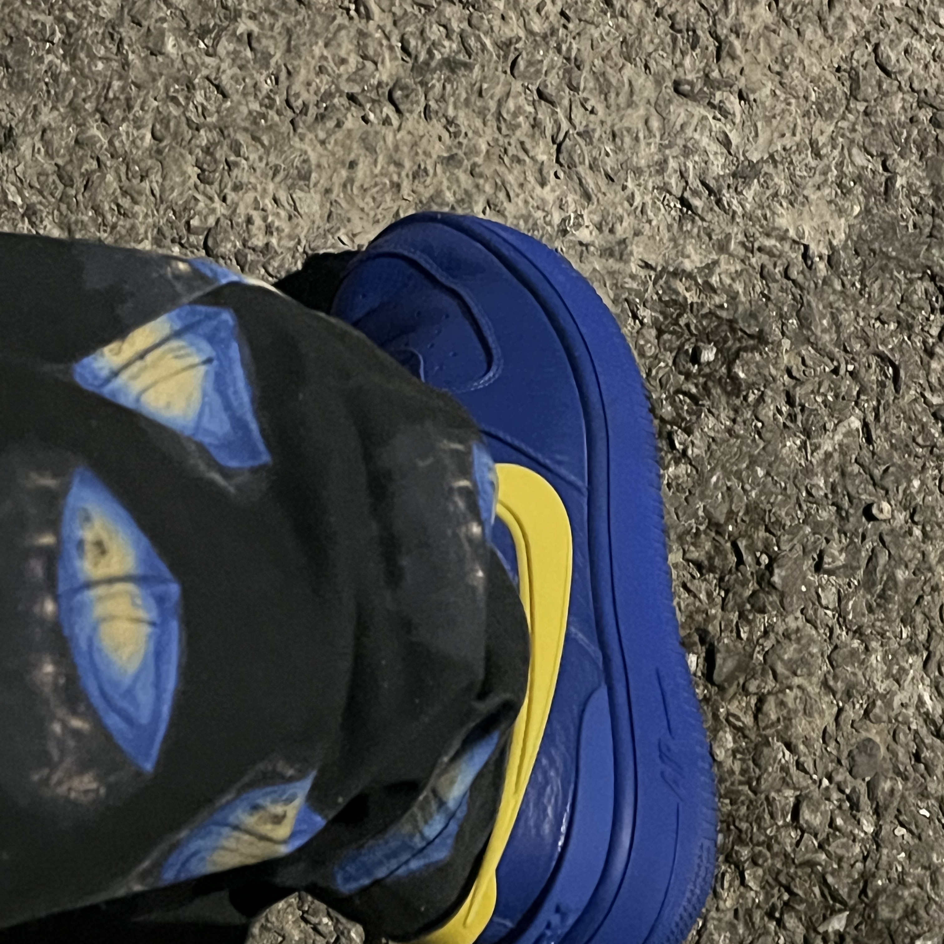 Nike x Ambush Air Force 1 Low SP Game Royal and Vivid Sulfur, Apple AirPods Max Lightning Silver (Korean Ver.) 착용 스타일 - 3