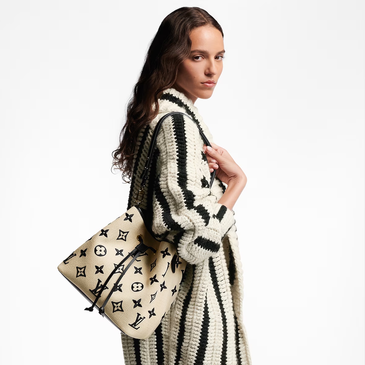Louis Vuitton Neonoe MM Monogram Beige Black 착용 스타일 - 7