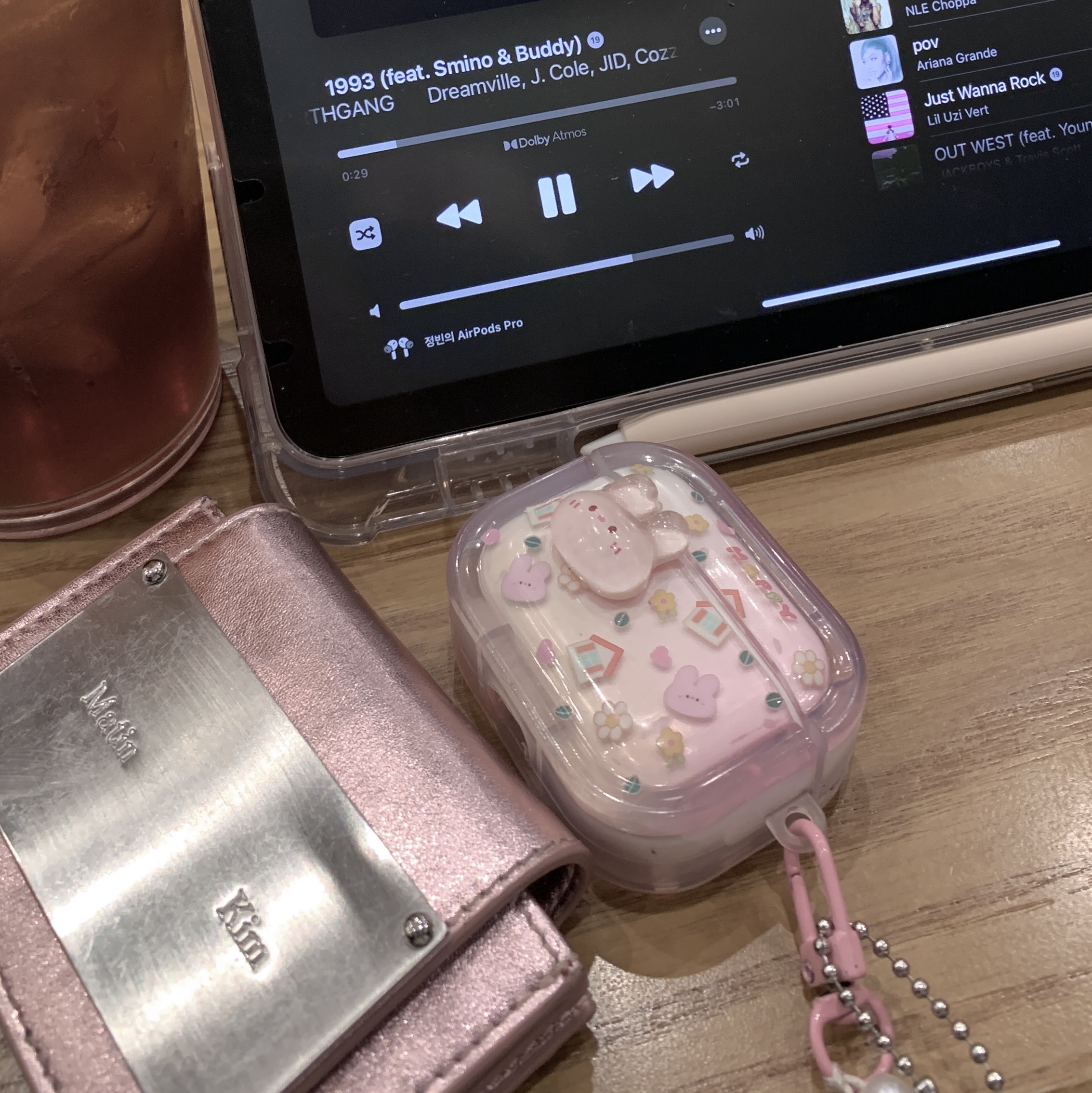 Matin Kim Accordion Wallet Indian Pink 착용 스타일