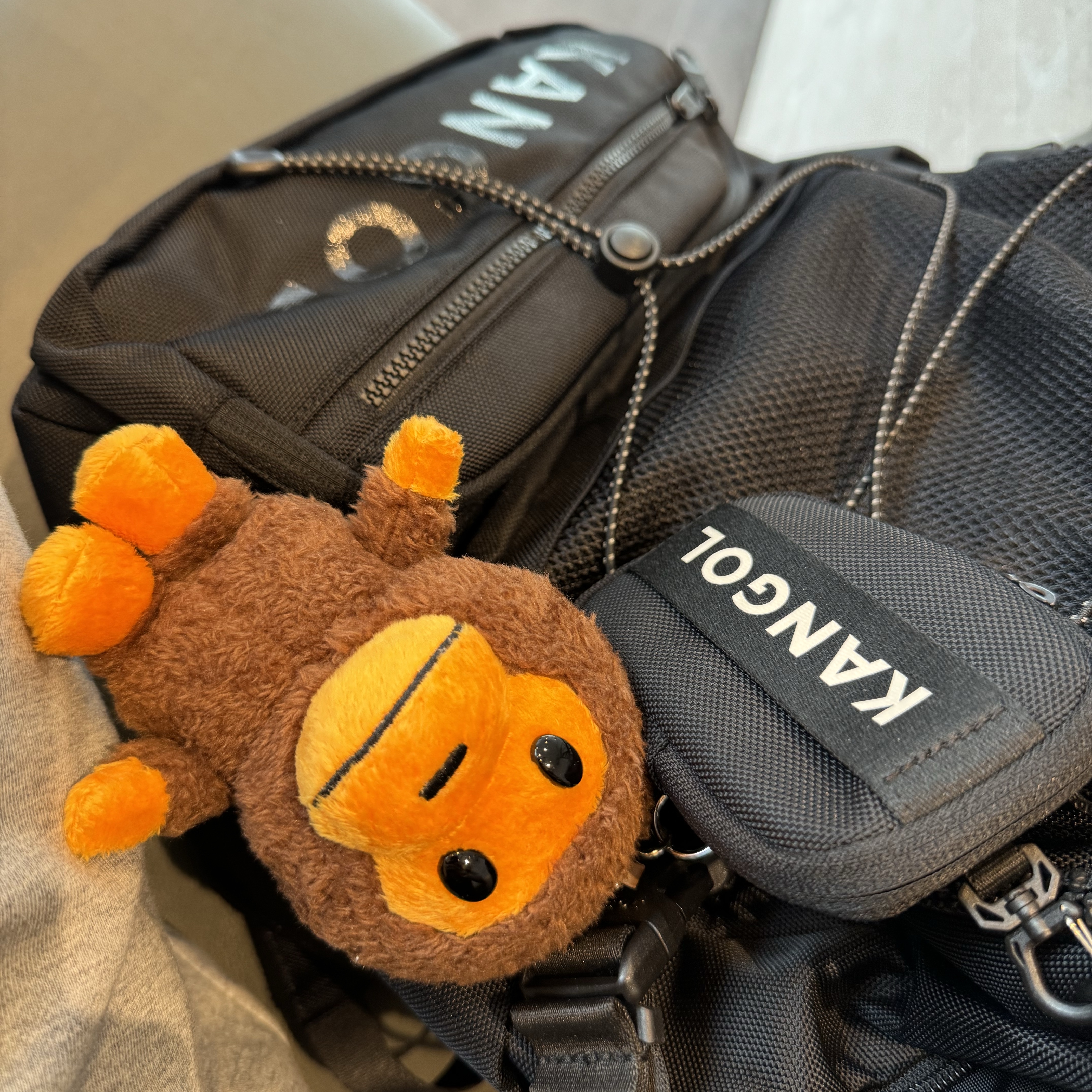 BAPE Baby Milo Plush Doll Key Chain 12cm Brown 착용 스타일 - 1