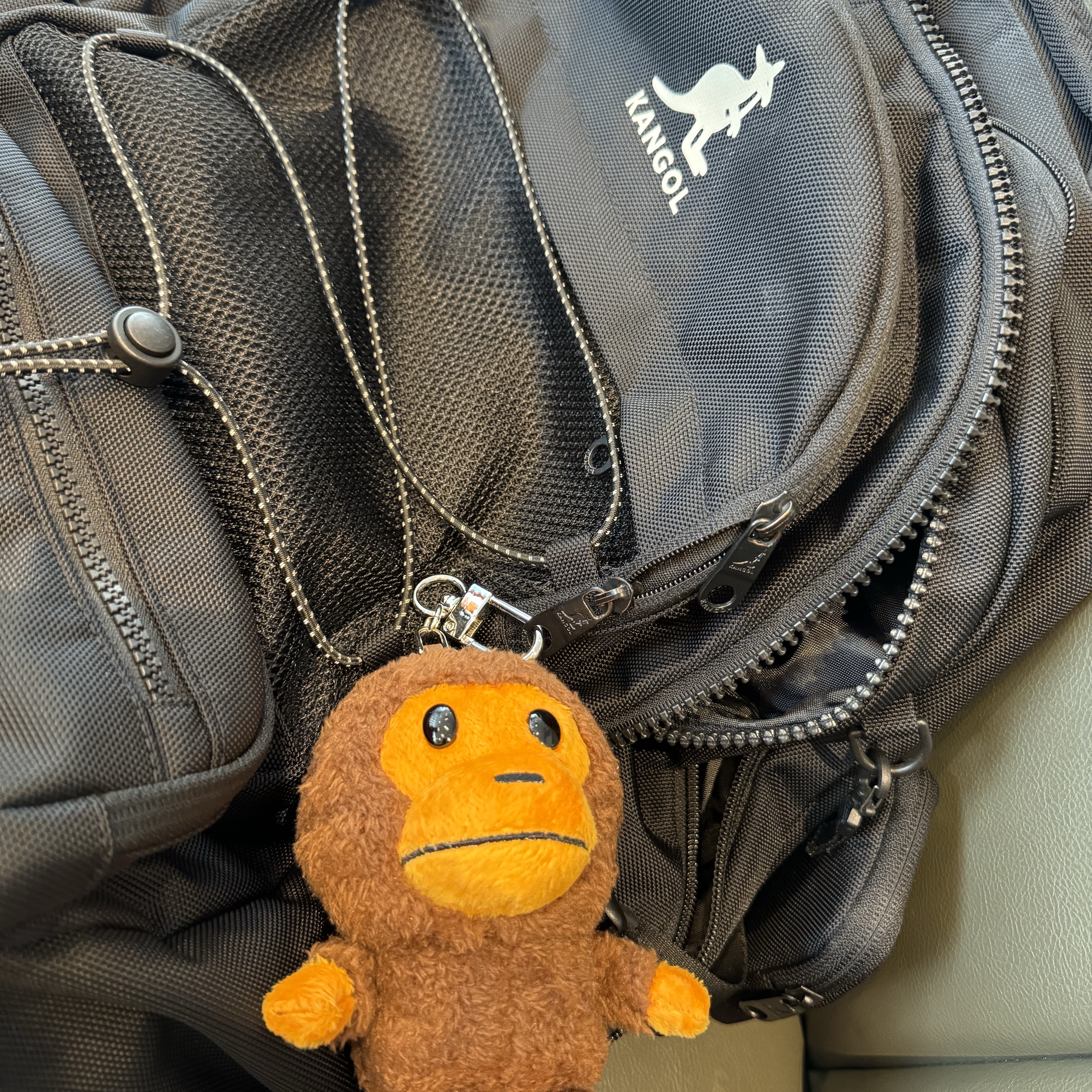 BAPE Baby Milo Plush Doll Key Chain 12cm Brown 착용 스타일 - 3