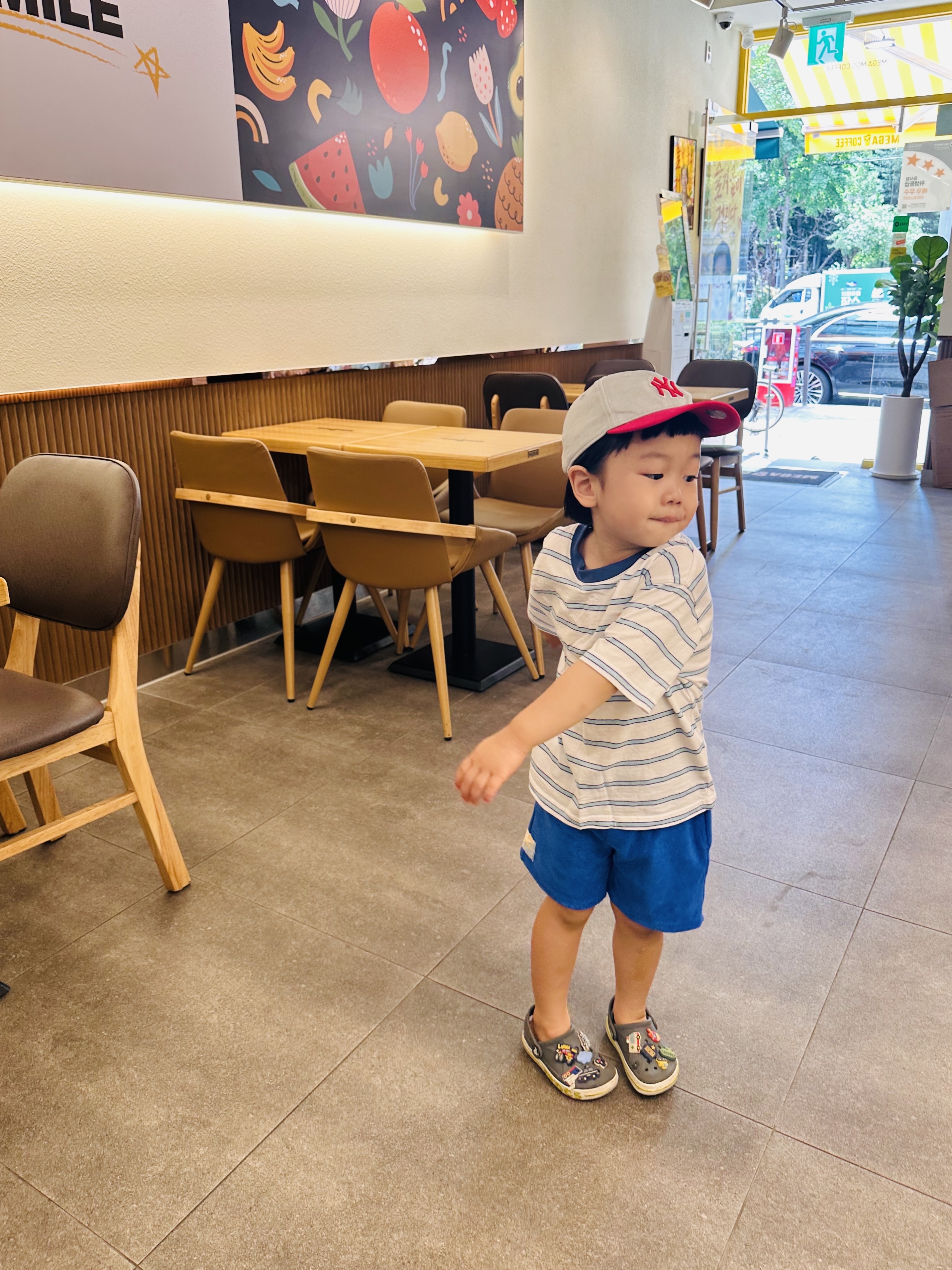 (Kids) Crocs Bayaband Clog Slate Grey Lime Punch 착용 스타일 - 3
